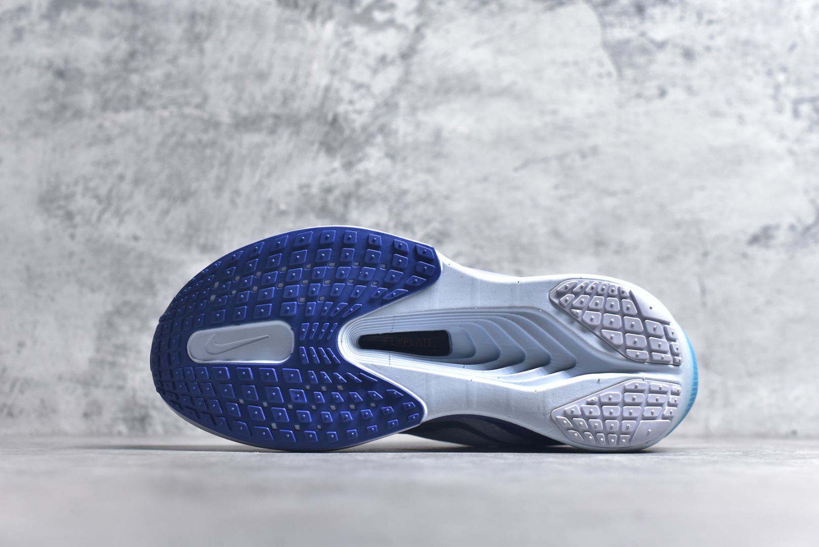 图片[6]-#NK ZoomX Invincible Run Flyknit 6 轻量跑鞋 飞织低帮休闲运动慢跑鞋 FN8454-002 此鞋专为短跑运动员而生 是为 5 至 10 公里距离的赛事和训练打造 整体设计采用流线型的轻质工程网眼材质构成鞋面 并与其他 Running 旗舰鞋款同样搭载全脚掌 ZoomX 缓冲中底 搭配 Pebax 物料与橡胶外底 ZoomX StreakFly 首发配色以Prototype呈现 其灵感是来自开发期间的磨损测试 透过编号的标记与内侧的预期跑步距离突出研发过程 尺码：36 36.5 37.5 38 38.5 39 40 40.5 41 42 42.5 43 44 45-选品中心