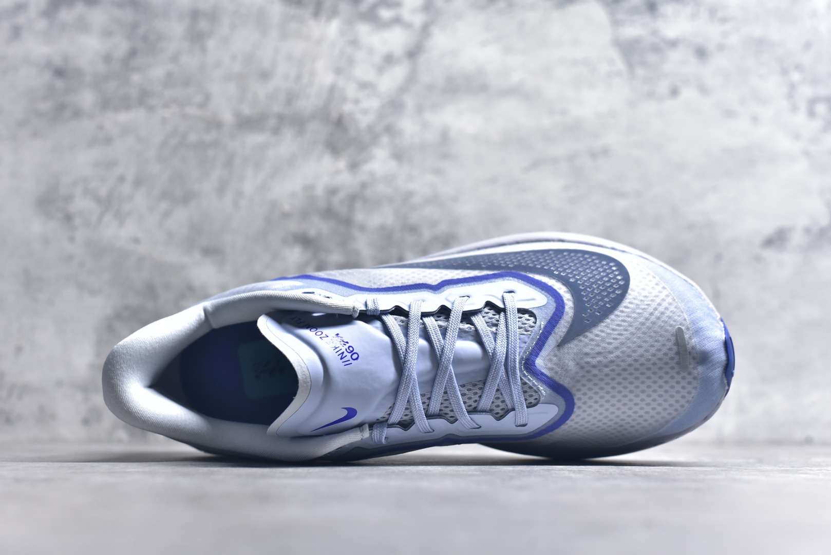 图片[4]-#NK ZoomX Invincible Run Flyknit 6 轻量跑鞋 飞织低帮休闲运动慢跑鞋 FN8454-002 此鞋专为短跑运动员而生 是为 5 至 10 公里距离的赛事和训练打造 整体设计采用流线型的轻质工程网眼材质构成鞋面 并与其他 Running 旗舰鞋款同样搭载全脚掌 ZoomX 缓冲中底 搭配 Pebax 物料与橡胶外底 ZoomX StreakFly 首发配色以Prototype呈现 其灵感是来自开发期间的磨损测试 透过编号的标记与内侧的预期跑步距离突出研发过程 尺码：36 36.5 37.5 38 38.5 39 40 40.5 41 42 42.5 43 44 45-选品中心