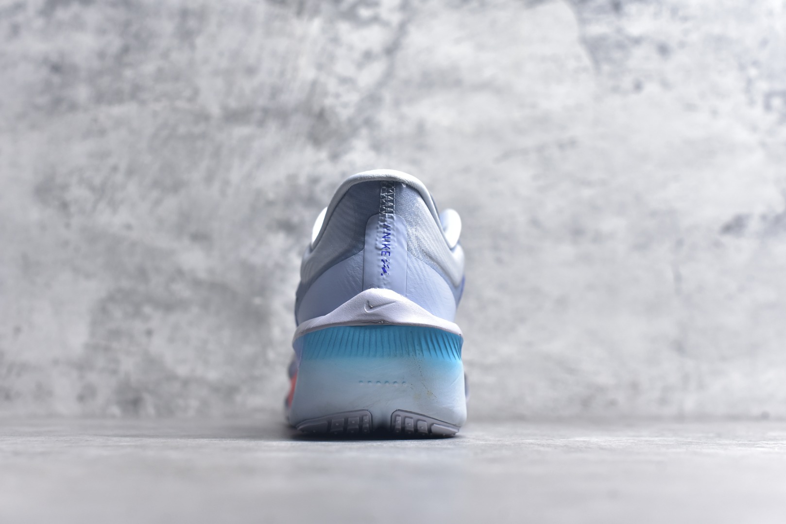 图片[5]-#NK ZoomX Invincible Run Flyknit 6 轻量跑鞋 飞织低帮休闲运动慢跑鞋 FN8454-002 此鞋专为短跑运动员而生 是为 5 至 10 公里距离的赛事和训练打造 整体设计采用流线型的轻质工程网眼材质构成鞋面 并与其他 Running 旗舰鞋款同样搭载全脚掌 ZoomX 缓冲中底 搭配 Pebax 物料与橡胶外底 ZoomX StreakFly 首发配色以Prototype呈现 其灵感是来自开发期间的磨损测试 透过编号的标记与内侧的预期跑步距离突出研发过程 尺码：36 36.5 37.5 38 38.5 39 40 40.5 41 42 42.5 43 44 45-选品中心