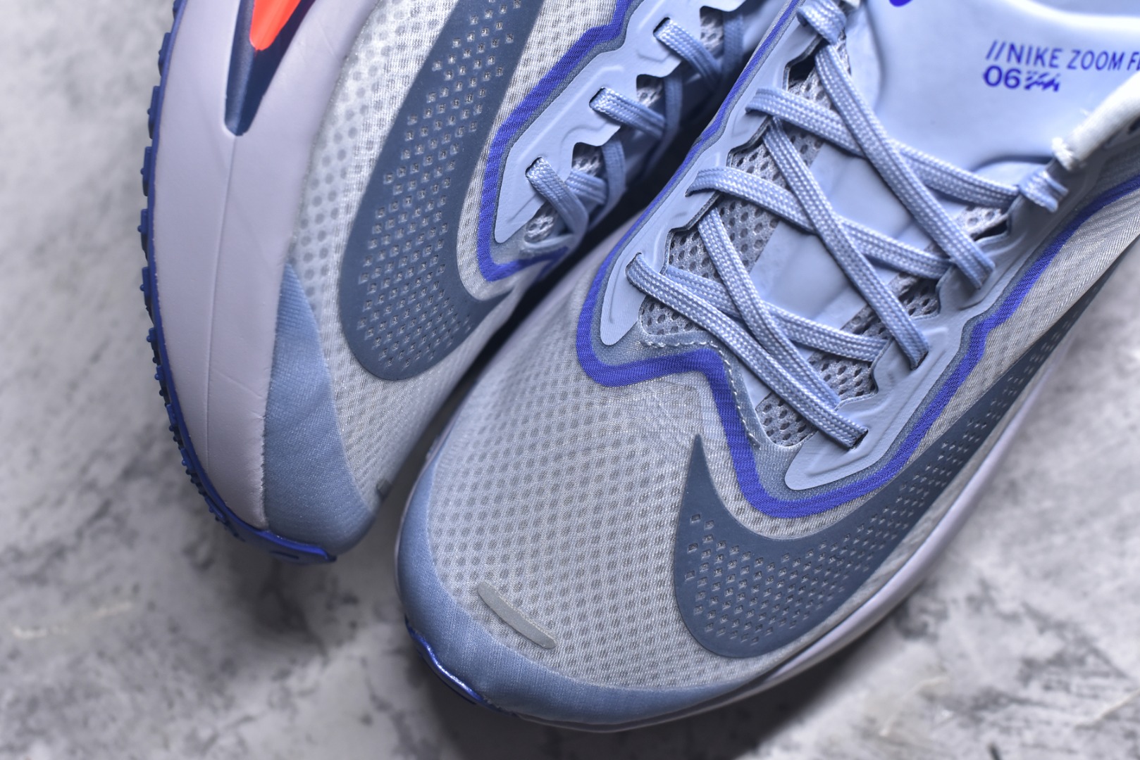 图片[8]-#NK ZoomX Invincible Run Flyknit 6 轻量跑鞋 飞织低帮休闲运动慢跑鞋 FN8454-002 此鞋专为短跑运动员而生 是为 5 至 10 公里距离的赛事和训练打造 整体设计采用流线型的轻质工程网眼材质构成鞋面 并与其他 Running 旗舰鞋款同样搭载全脚掌 ZoomX 缓冲中底 搭配 Pebax 物料与橡胶外底 ZoomX StreakFly 首发配色以Prototype呈现 其灵感是来自开发期间的磨损测试 透过编号的标记与内侧的预期跑步距离突出研发过程 尺码：36 36.5 37.5 38 38.5 39 40 40.5 41 42 42.5 43 44 45-选品中心