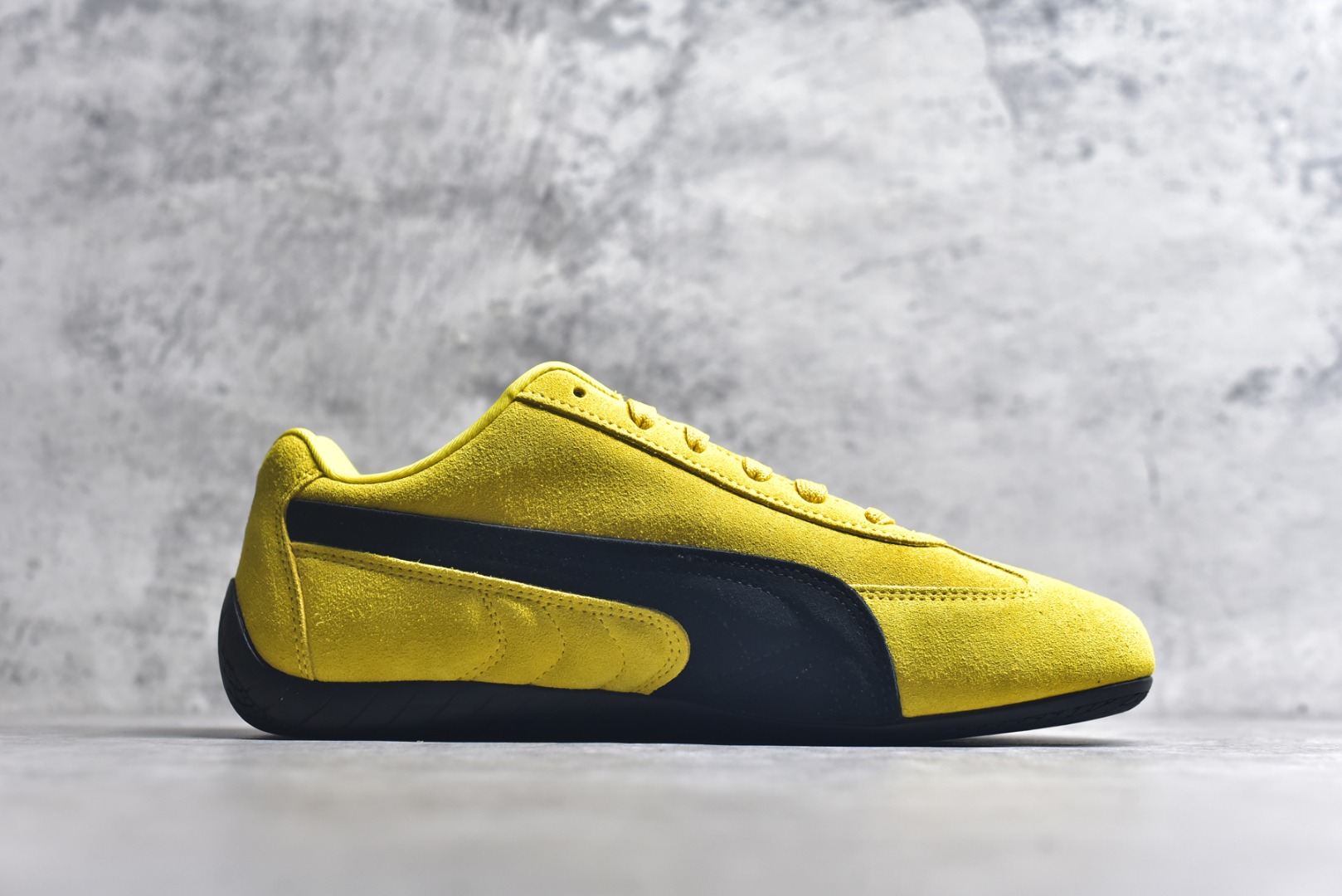 图片[3]-#PUMA Speedca OG 彪马极速赛车系列低帮德训风拼接复古百搭休闲运动赛车鞋 鞋款从80、90年代赛车手所穿的防火赛车鞋为原型，鞋身线条模仿了赛车的流线廓形，体现了空气动力学原理的结构。简约流畅的外观，恰好又和贯穿其中的Formstrip Logo融合恰到好处，视觉上细节丰富且协调。本次Speedcat OG鞋款归来，最大看点自然式保留了窄版鞋型以及薄底构造。这两年各品牌鞋底越做越厚，Speedcat反其道而行之，上脚几乎无鞋底的效果带来耳目一新的视觉体验。鞋面依旧是以质感细腻的麂皮材质打造，并且大面积近乎全包裹的使用，复古味道也愈发浓烈。配色上更是将最原始的黑色和红色带回，向F1赛车队的标志性队服致敬。相信让各位一眼种草的更多是出挑的大红色，上脚即可瞬间点亮整体造型，在以球鞋为核心的OOTD中脱颖而出。而另一款黑色则是低调的万金油，彰显新潮个性的同时又不喧宾夺主，也是热爱简约系穿搭朋友的首选。 尺码：36 37 37.5 38 38.5 39 40 40.5 41 42 42.5 43 44 44.5 45-选品中心