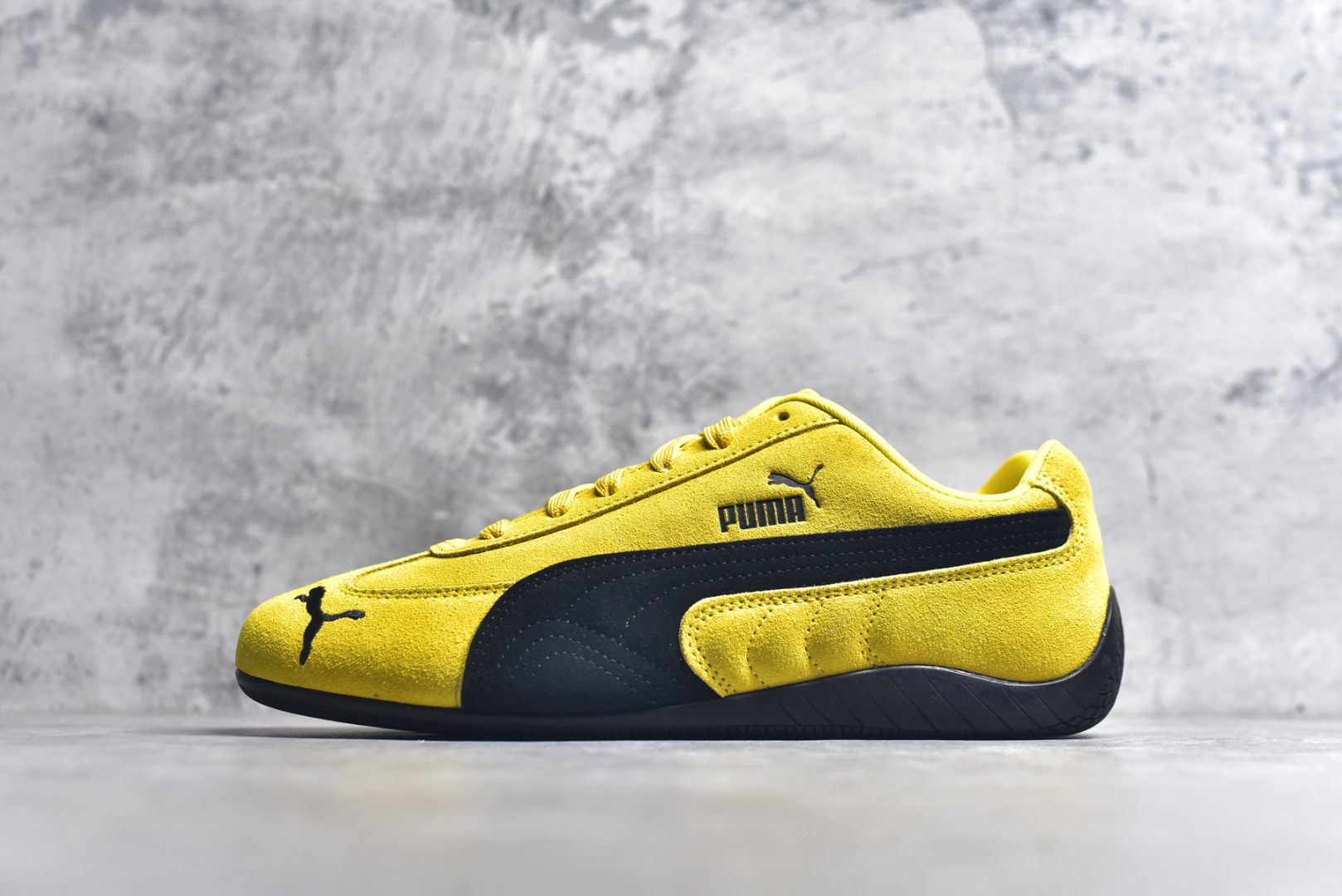 #PUMA Speedca OG 彪马极速赛车系列低帮德训风拼接复古百搭休闲运动赛车鞋 鞋款从80、90年代赛车手所穿的防火赛车鞋为原型，鞋身线条模仿了赛车的流线廓形，体现了空气动力学原理的结构。简约流畅的外观，恰好又和贯穿其中的Formstrip Logo融合恰到好处，视觉上细节丰富且协调。本次Speedcat OG鞋款归来，最大看点自然式保留了窄版鞋型以及薄底构造。这两年各品牌鞋底越做越厚，Speedcat反其道而行之，上脚几乎无鞋底的效果带来耳目一新的视觉体验。鞋面依旧是以质感细腻的麂皮材质打造，并且大面积近乎全包裹的使用，复古味道也愈发浓烈。配色上更是将最原始的黑色和红色带回，向F1赛车队的标志性队服致敬。相信让各位一眼种草的更多是出挑的大红色，上脚即可瞬间点亮整体造型，在以球鞋为核心的OOTD中脱颖而出。而另一款黑色则是低调的万金油，彰显新潮个性的同时又不喧宾夺主，也是热爱简约系穿搭朋友的首选。 尺码：36 37 37.5 38 38.5 39 40 40.5 41 42 42.5 43 44 44.5 45-选品中心