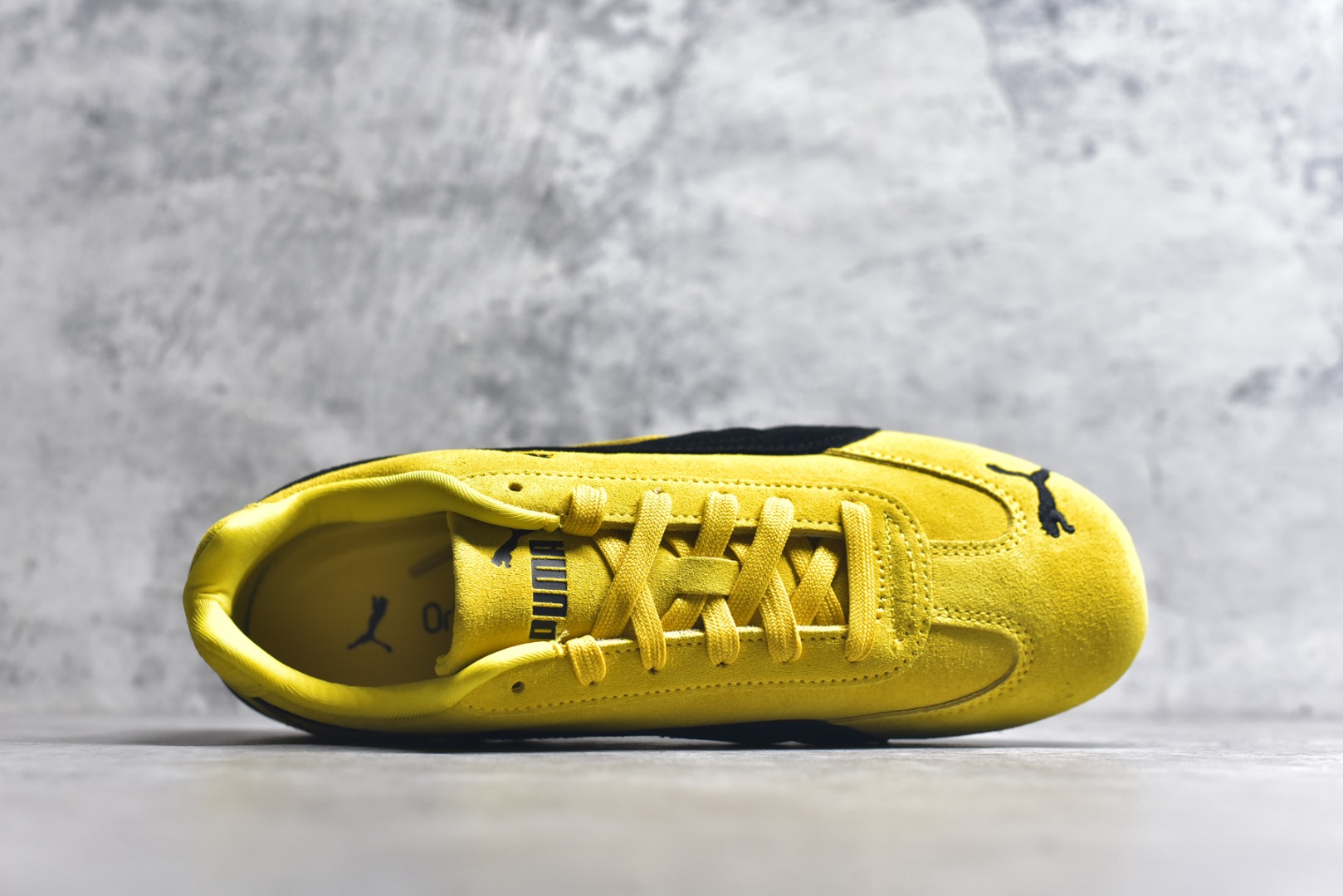 图片[4]-#PUMA Speedca OG 彪马极速赛车系列低帮德训风拼接复古百搭休闲运动赛车鞋 鞋款从80、90年代赛车手所穿的防火赛车鞋为原型，鞋身线条模仿了赛车的流线廓形，体现了空气动力学原理的结构。简约流畅的外观，恰好又和贯穿其中的Formstrip Logo融合恰到好处，视觉上细节丰富且协调。本次Speedcat OG鞋款归来，最大看点自然式保留了窄版鞋型以及薄底构造。这两年各品牌鞋底越做越厚，Speedcat反其道而行之，上脚几乎无鞋底的效果带来耳目一新的视觉体验。鞋面依旧是以质感细腻的麂皮材质打造，并且大面积近乎全包裹的使用，复古味道也愈发浓烈。配色上更是将最原始的黑色和红色带回，向F1赛车队的标志性队服致敬。相信让各位一眼种草的更多是出挑的大红色，上脚即可瞬间点亮整体造型，在以球鞋为核心的OOTD中脱颖而出。而另一款黑色则是低调的万金油，彰显新潮个性的同时又不喧宾夺主，也是热爱简约系穿搭朋友的首选。 尺码：36 37 37.5 38 38.5 39 40 40.5 41 42 42.5 43 44 44.5 45-选品中心