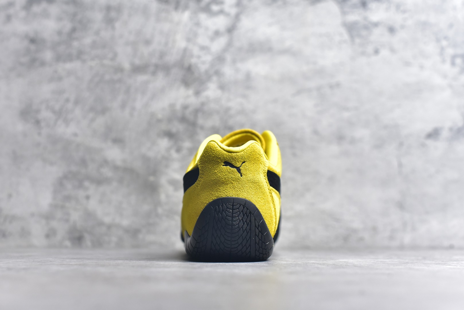 图片[5]-#PUMA Speedca OG 彪马极速赛车系列低帮德训风拼接复古百搭休闲运动赛车鞋 鞋款从80、90年代赛车手所穿的防火赛车鞋为原型，鞋身线条模仿了赛车的流线廓形，体现了空气动力学原理的结构。简约流畅的外观，恰好又和贯穿其中的Formstrip Logo融合恰到好处，视觉上细节丰富且协调。本次Speedcat OG鞋款归来，最大看点自然式保留了窄版鞋型以及薄底构造。这两年各品牌鞋底越做越厚，Speedcat反其道而行之，上脚几乎无鞋底的效果带来耳目一新的视觉体验。鞋面依旧是以质感细腻的麂皮材质打造，并且大面积近乎全包裹的使用，复古味道也愈发浓烈。配色上更是将最原始的黑色和红色带回，向F1赛车队的标志性队服致敬。相信让各位一眼种草的更多是出挑的大红色，上脚即可瞬间点亮整体造型，在以球鞋为核心的OOTD中脱颖而出。而另一款黑色则是低调的万金油，彰显新潮个性的同时又不喧宾夺主，也是热爱简约系穿搭朋友的首选。 尺码：36 37 37.5 38 38.5 39 40 40.5 41 42 42.5 43 44 44.5 45-选品中心