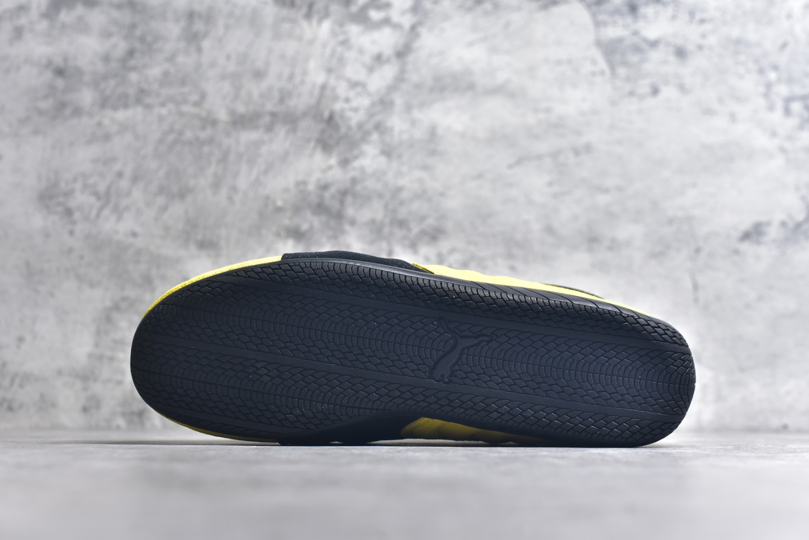 图片[6]-#PUMA Speedca OG 彪马极速赛车系列低帮德训风拼接复古百搭休闲运动赛车鞋 鞋款从80、90年代赛车手所穿的防火赛车鞋为原型，鞋身线条模仿了赛车的流线廓形，体现了空气动力学原理的结构。简约流畅的外观，恰好又和贯穿其中的Formstrip Logo融合恰到好处，视觉上细节丰富且协调。本次Speedcat OG鞋款归来，最大看点自然式保留了窄版鞋型以及薄底构造。这两年各品牌鞋底越做越厚，Speedcat反其道而行之，上脚几乎无鞋底的效果带来耳目一新的视觉体验。鞋面依旧是以质感细腻的麂皮材质打造，并且大面积近乎全包裹的使用，复古味道也愈发浓烈。配色上更是将最原始的黑色和红色带回，向F1赛车队的标志性队服致敬。相信让各位一眼种草的更多是出挑的大红色，上脚即可瞬间点亮整体造型，在以球鞋为核心的OOTD中脱颖而出。而另一款黑色则是低调的万金油，彰显新潮个性的同时又不喧宾夺主，也是热爱简约系穿搭朋友的首选。 尺码：36 37 37.5 38 38.5 39 40 40.5 41 42 42.5 43 44 44.5 45-选品中心