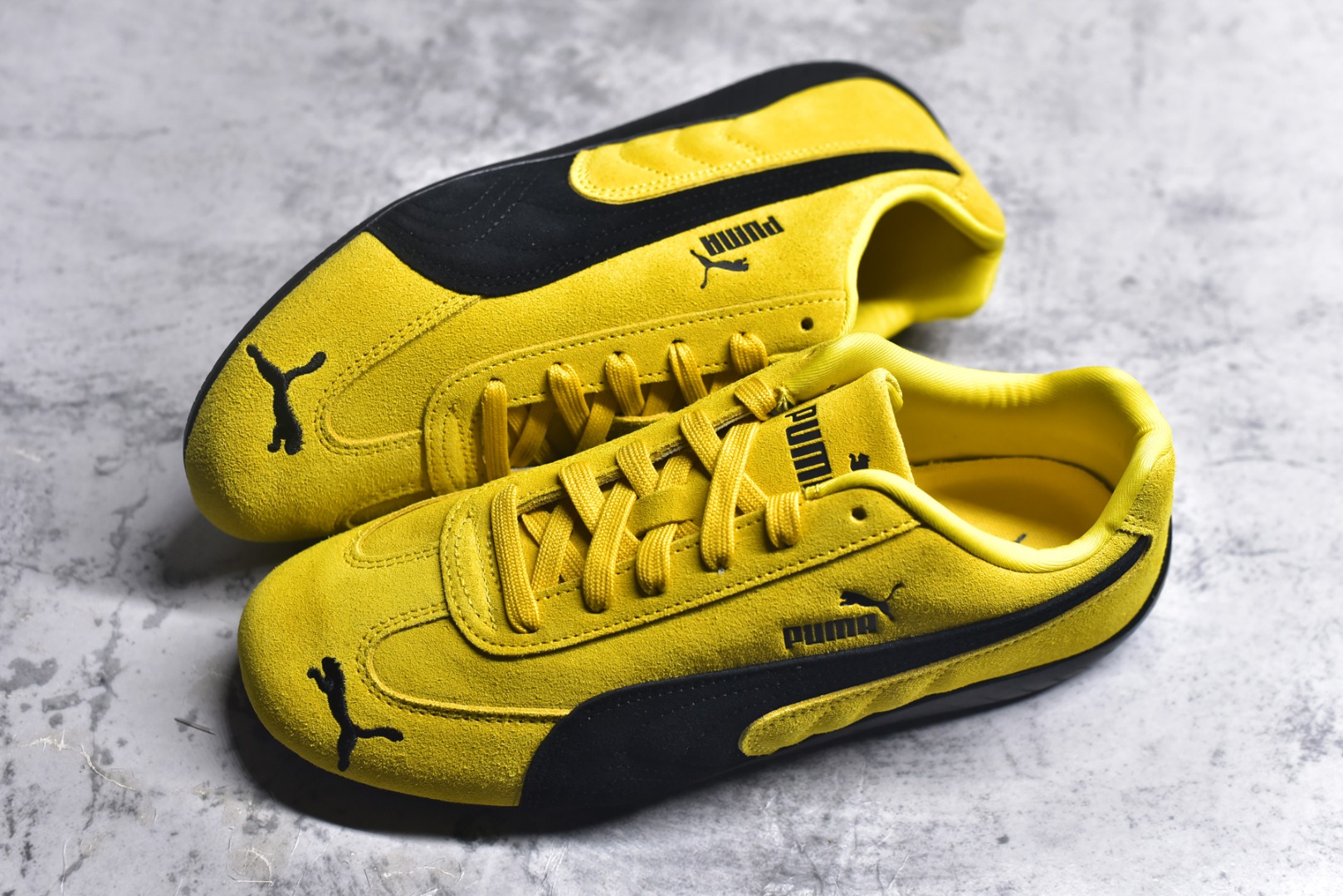 图片[7]-#PUMA Speedca OG 彪马极速赛车系列低帮德训风拼接复古百搭休闲运动赛车鞋 鞋款从80、90年代赛车手所穿的防火赛车鞋为原型，鞋身线条模仿了赛车的流线廓形，体现了空气动力学原理的结构。简约流畅的外观，恰好又和贯穿其中的Formstrip Logo融合恰到好处，视觉上细节丰富且协调。本次Speedcat OG鞋款归来，最大看点自然式保留了窄版鞋型以及薄底构造。这两年各品牌鞋底越做越厚，Speedcat反其道而行之，上脚几乎无鞋底的效果带来耳目一新的视觉体验。鞋面依旧是以质感细腻的麂皮材质打造，并且大面积近乎全包裹的使用，复古味道也愈发浓烈。配色上更是将最原始的黑色和红色带回，向F1赛车队的标志性队服致敬。相信让各位一眼种草的更多是出挑的大红色，上脚即可瞬间点亮整体造型，在以球鞋为核心的OOTD中脱颖而出。而另一款黑色则是低调的万金油，彰显新潮个性的同时又不喧宾夺主，也是热爱简约系穿搭朋友的首选。 尺码：36 37 37.5 38 38.5 39 40 40.5 41 42 42.5 43 44 44.5 45-选品中心