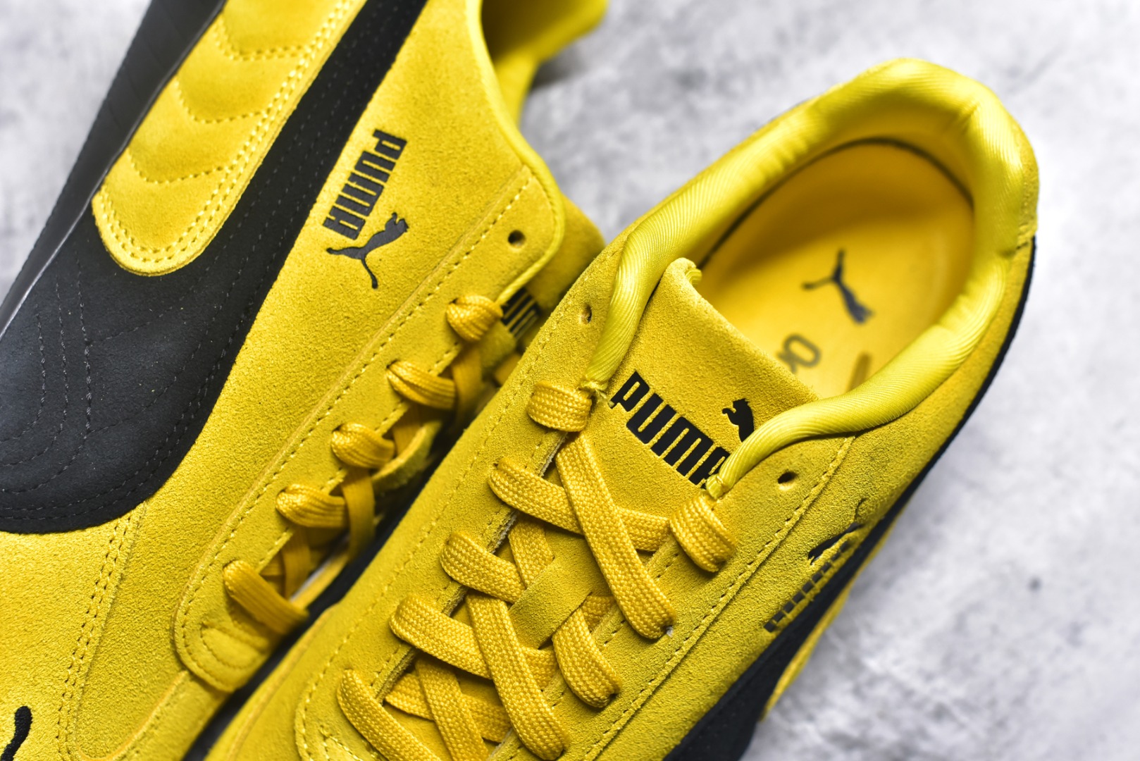 图片[9]-#PUMA Speedca OG 彪马极速赛车系列低帮德训风拼接复古百搭休闲运动赛车鞋 鞋款从80、90年代赛车手所穿的防火赛车鞋为原型，鞋身线条模仿了赛车的流线廓形，体现了空气动力学原理的结构。简约流畅的外观，恰好又和贯穿其中的Formstrip Logo融合恰到好处，视觉上细节丰富且协调。本次Speedcat OG鞋款归来，最大看点自然式保留了窄版鞋型以及薄底构造。这两年各品牌鞋底越做越厚，Speedcat反其道而行之，上脚几乎无鞋底的效果带来耳目一新的视觉体验。鞋面依旧是以质感细腻的麂皮材质打造，并且大面积近乎全包裹的使用，复古味道也愈发浓烈。配色上更是将最原始的黑色和红色带回，向F1赛车队的标志性队服致敬。相信让各位一眼种草的更多是出挑的大红色，上脚即可瞬间点亮整体造型，在以球鞋为核心的OOTD中脱颖而出。而另一款黑色则是低调的万金油，彰显新潮个性的同时又不喧宾夺主，也是热爱简约系穿搭朋友的首选。 尺码：36 37 37.5 38 38.5 39 40 40.5 41 42 42.5 43 44 44.5 45-选品中心