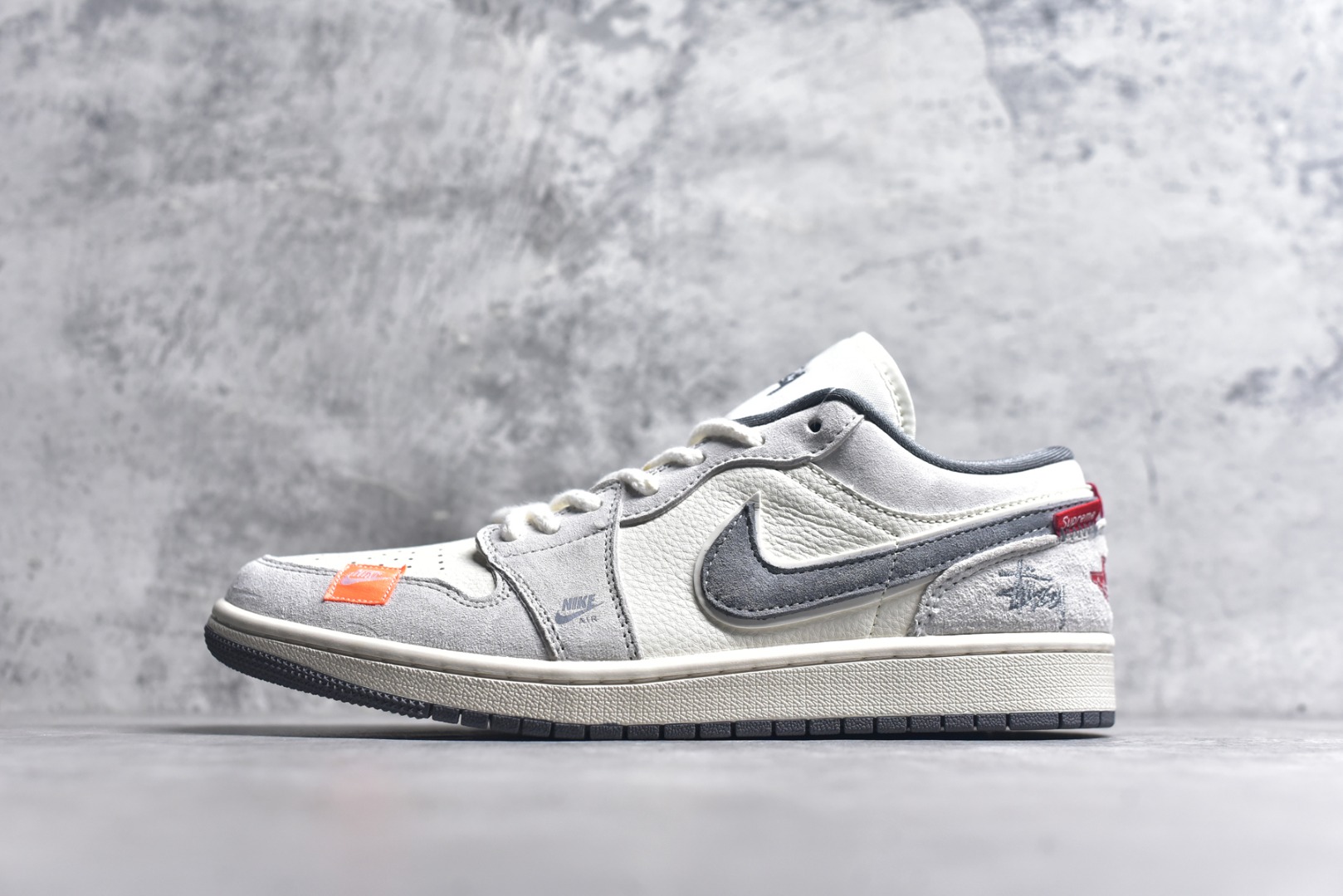 #AJ1 乔1 斯图西联名 红标米灰猪八 高端定制 低帮复古篮球鞋 YX5066-305 #定制鞋盒 大厂纯原品质出货 超高清洁度 皮料切割干净无任何毛边 细节完美 尺码：36 36.5 37.5 38 38.5 39 40 40.5 41 42 42.5 43 44 44.5 45 9.E5-选品中心