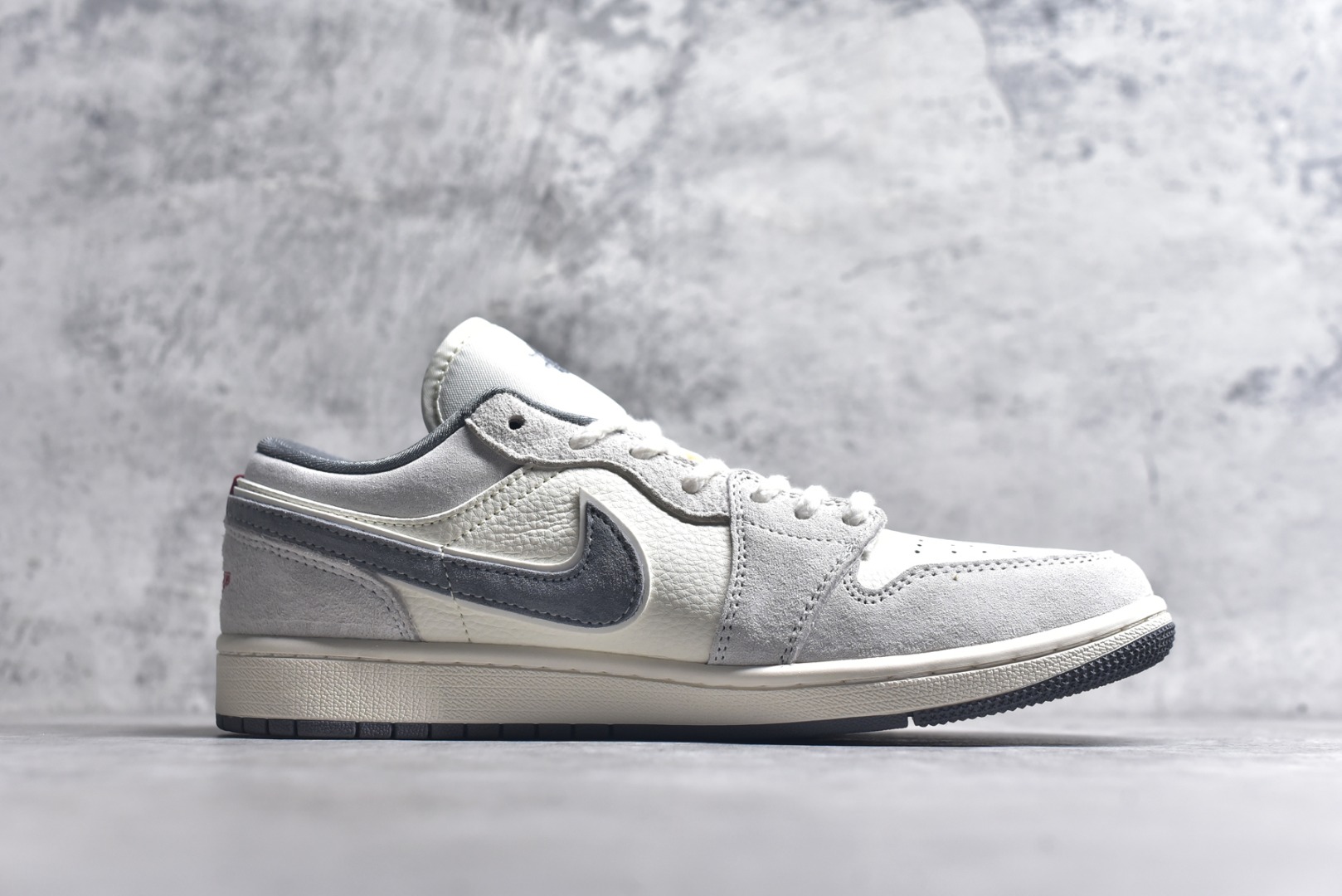 图片[3]-#AJ1 乔1 斯图西联名 红标米灰猪八 高端定制 低帮复古篮球鞋 YX5066-305 #定制鞋盒 大厂纯原品质出货 超高清洁度 皮料切割干净无任何毛边 细节完美 尺码：36 36.5 37.5 38 38.5 39 40 40.5 41 42 42.5 43 44 44.5 45 9.E5-选品中心