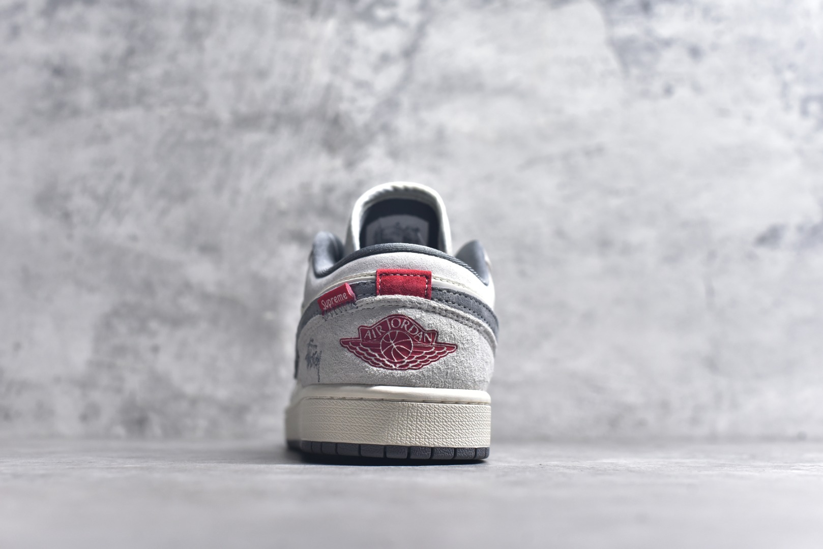 图片[5]-#AJ1 乔1 斯图西联名 红标米灰猪八 高端定制 低帮复古篮球鞋 YX5066-305 #定制鞋盒 大厂纯原品质出货 超高清洁度 皮料切割干净无任何毛边 细节完美 尺码：36 36.5 37.5 38 38.5 39 40 40.5 41 42 42.5 43 44 44.5 45 9.E5-选品中心