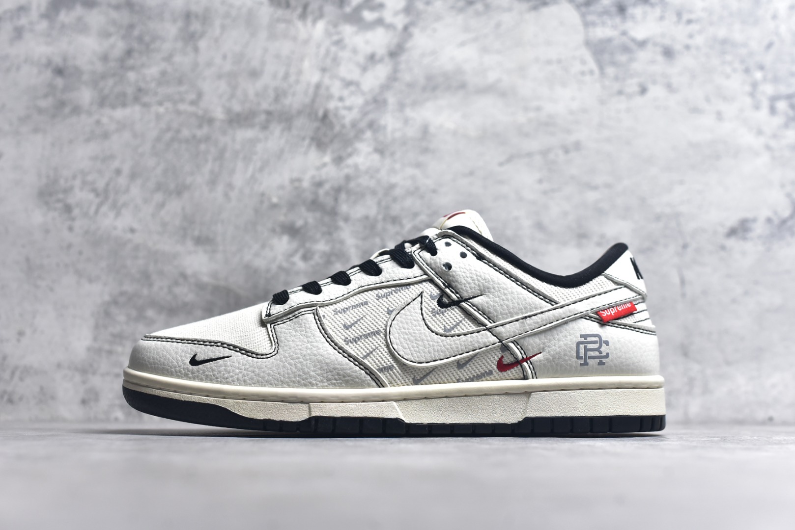 #Nike SB Dunk Low 联名 奶白织布三小勾 周年高端定制 低帮休闲板鞋 SC9207-424 #定制鞋盒 大厂纯原品质出货 超高清洁度 皮料切割干净无任何毛边 细节完美 尺码：36 36.5 37.5 38 38.5 39 40 40.5 41 42 42.5 43 44 44.5 45 9.E5-选品中心