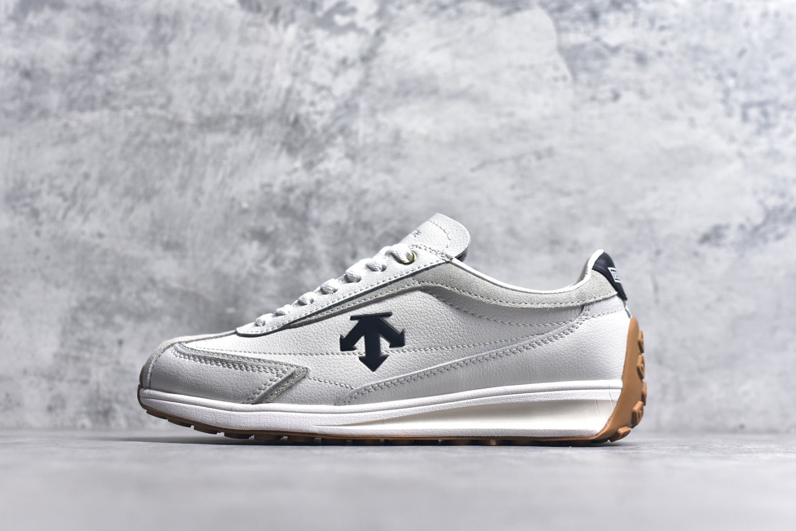 #DESCENTE Sport Style Chron Racer迪桑特舒适百搭防滑耐磨低帮生活休闲鞋 是一款集复古与现代于一体的低帮跑步鞋 简洁的牛皮鞋面不仅彰显出时尚的质感 还适用于多种场合的穿搭 这款鞋子的透气性能极佳 轻质弹性鞋底则提供了良好的舒适度和耐磨性 使你在行走或跑步时都能感受到脚底的柔软与支撑 尺码：36 36.5 37.5 38 38.5 39 40 40.5 41 42 42.5 43 44 44.5 45-选品中心