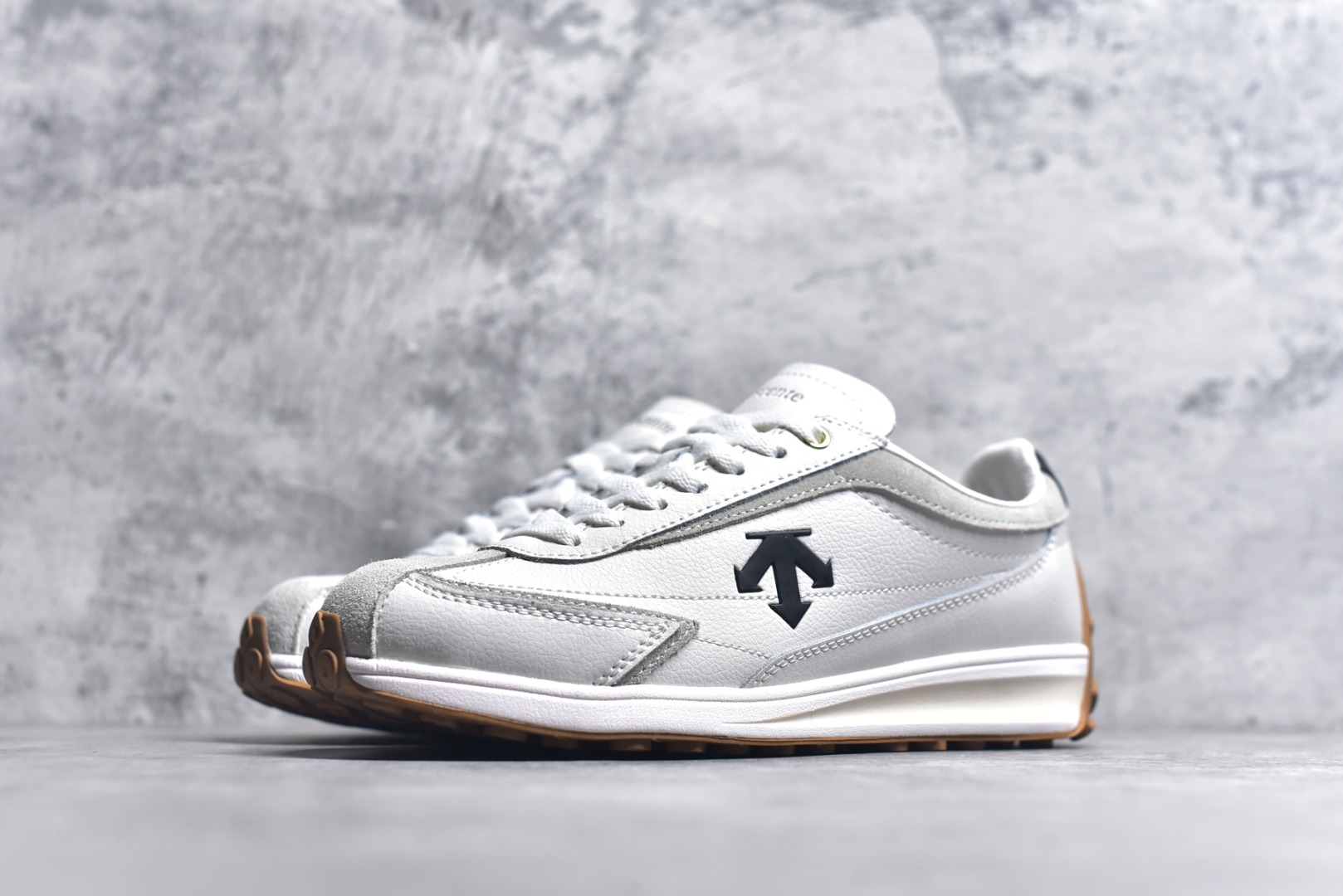 图片[2]-#DESCENTE Sport Style Chron Racer迪桑特舒适百搭防滑耐磨低帮生活休闲鞋 是一款集复古与现代于一体的低帮跑步鞋 简洁的牛皮鞋面不仅彰显出时尚的质感 还适用于多种场合的穿搭 这款鞋子的透气性能极佳 轻质弹性鞋底则提供了良好的舒适度和耐磨性 使你在行走或跑步时都能感受到脚底的柔软与支撑 尺码：36 36.5 37.5 38 38.5 39 40 40.5 41 42 42.5 43 44 44.5 45-选品中心