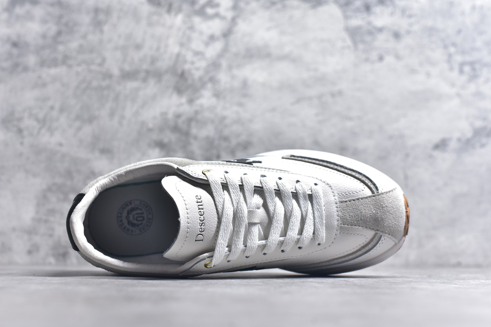 图片[4]-#DESCENTE Sport Style Chron Racer迪桑特舒适百搭防滑耐磨低帮生活休闲鞋 是一款集复古与现代于一体的低帮跑步鞋 简洁的牛皮鞋面不仅彰显出时尚的质感 还适用于多种场合的穿搭 这款鞋子的透气性能极佳 轻质弹性鞋底则提供了良好的舒适度和耐磨性 使你在行走或跑步时都能感受到脚底的柔软与支撑 尺码：36 36.5 37.5 38 38.5 39 40 40.5 41 42 42.5 43 44 44.5 45-选品中心