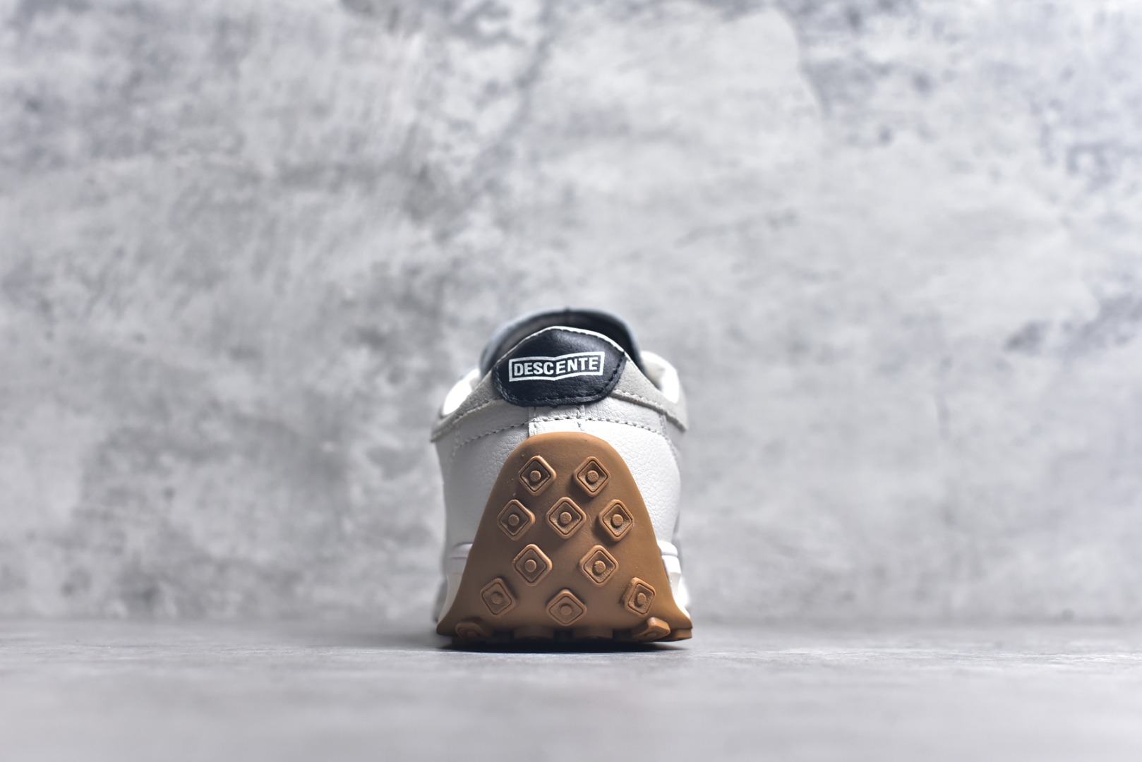 图片[5]-#DESCENTE Sport Style Chron Racer迪桑特舒适百搭防滑耐磨低帮生活休闲鞋 是一款集复古与现代于一体的低帮跑步鞋 简洁的牛皮鞋面不仅彰显出时尚的质感 还适用于多种场合的穿搭 这款鞋子的透气性能极佳 轻质弹性鞋底则提供了良好的舒适度和耐磨性 使你在行走或跑步时都能感受到脚底的柔软与支撑 尺码：36 36.5 37.5 38 38.5 39 40 40.5 41 42 42.5 43 44 44.5 45-选品中心