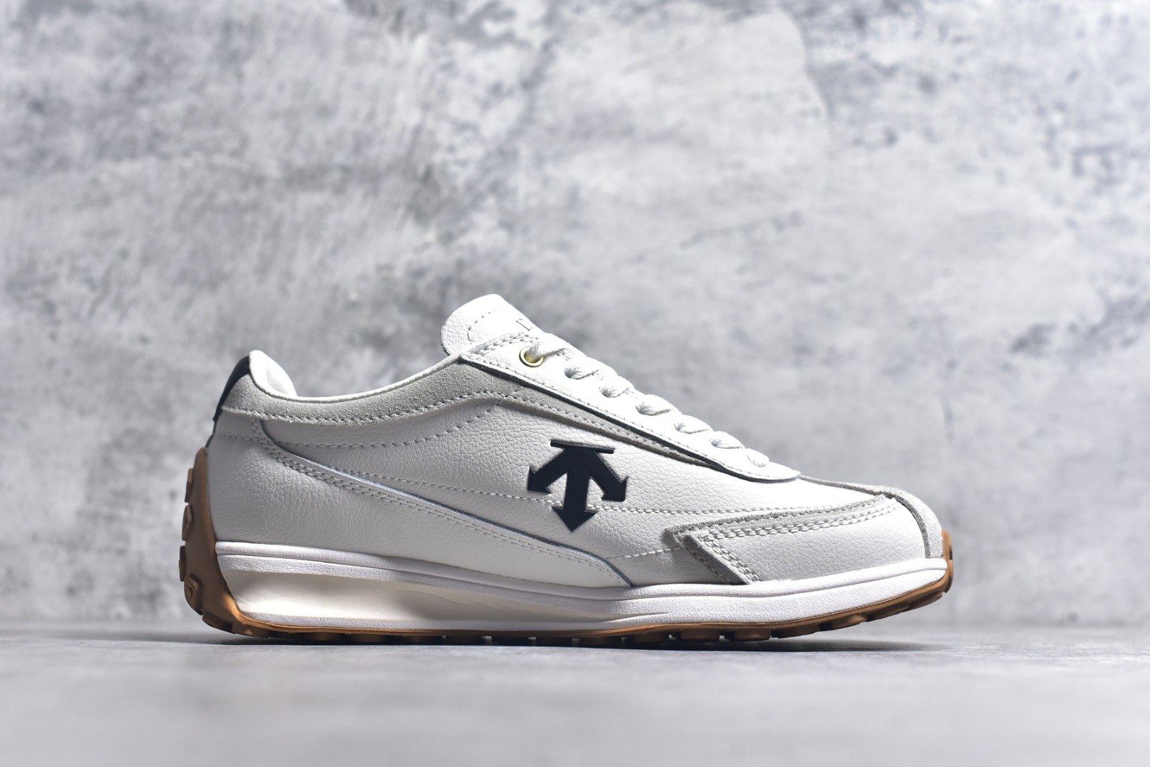 图片[3]-#DESCENTE Sport Style Chron Racer迪桑特舒适百搭防滑耐磨低帮生活休闲鞋 是一款集复古与现代于一体的低帮跑步鞋 简洁的牛皮鞋面不仅彰显出时尚的质感 还适用于多种场合的穿搭 这款鞋子的透气性能极佳 轻质弹性鞋底则提供了良好的舒适度和耐磨性 使你在行走或跑步时都能感受到脚底的柔软与支撑 尺码：36 36.5 37.5 38 38.5 39 40 40.5 41 42 42.5 43 44 44.5 45-选品中心