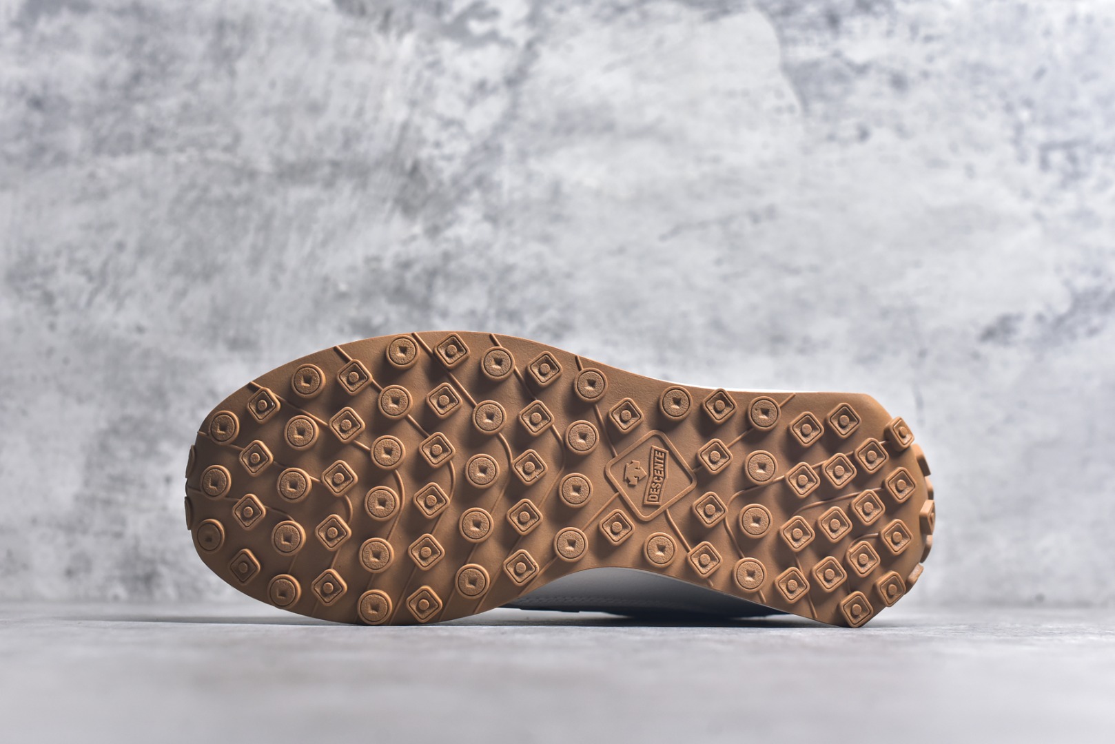 图片[6]-#DESCENTE Sport Style Chron Racer迪桑特舒适百搭防滑耐磨低帮生活休闲鞋 是一款集复古与现代于一体的低帮跑步鞋 简洁的牛皮鞋面不仅彰显出时尚的质感 还适用于多种场合的穿搭 这款鞋子的透气性能极佳 轻质弹性鞋底则提供了良好的舒适度和耐磨性 使你在行走或跑步时都能感受到脚底的柔软与支撑 尺码：36 36.5 37.5 38 38.5 39 40 40.5 41 42 42.5 43 44 44.5 45-选品中心