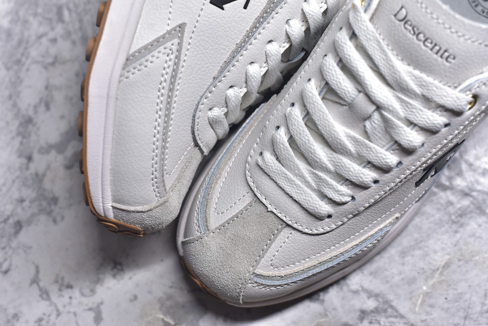 图片[8]-#DESCENTE Sport Style Chron Racer迪桑特舒适百搭防滑耐磨低帮生活休闲鞋 是一款集复古与现代于一体的低帮跑步鞋 简洁的牛皮鞋面不仅彰显出时尚的质感 还适用于多种场合的穿搭 这款鞋子的透气性能极佳 轻质弹性鞋底则提供了良好的舒适度和耐磨性 使你在行走或跑步时都能感受到脚底的柔软与支撑 尺码：36 36.5 37.5 38 38.5 39 40 40.5 41 42 42.5 43 44 44.5 45-选品中心