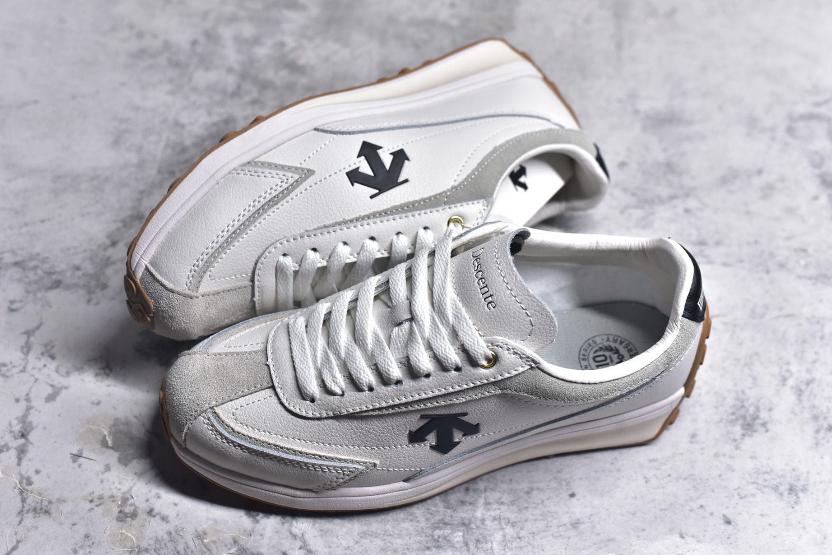 图片[7]-#DESCENTE Sport Style Chron Racer迪桑特舒适百搭防滑耐磨低帮生活休闲鞋 是一款集复古与现代于一体的低帮跑步鞋 简洁的牛皮鞋面不仅彰显出时尚的质感 还适用于多种场合的穿搭 这款鞋子的透气性能极佳 轻质弹性鞋底则提供了良好的舒适度和耐磨性 使你在行走或跑步时都能感受到脚底的柔软与支撑 尺码：36 36.5 37.5 38 38.5 39 40 40.5 41 42 42.5 43 44 44.5 45-选品中心