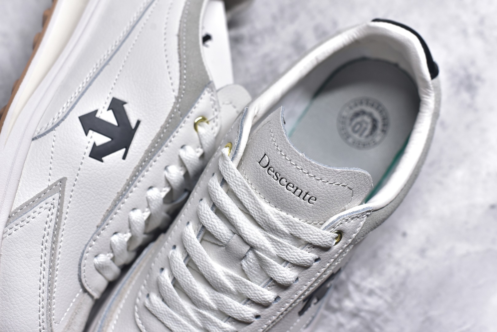 图片[9]-#DESCENTE Sport Style Chron Racer迪桑特舒适百搭防滑耐磨低帮生活休闲鞋 是一款集复古与现代于一体的低帮跑步鞋 简洁的牛皮鞋面不仅彰显出时尚的质感 还适用于多种场合的穿搭 这款鞋子的透气性能极佳 轻质弹性鞋底则提供了良好的舒适度和耐磨性 使你在行走或跑步时都能感受到脚底的柔软与支撑 尺码：36 36.5 37.5 38 38.5 39 40 40.5 41 42 42.5 43 44 44.5 45-选品中心
