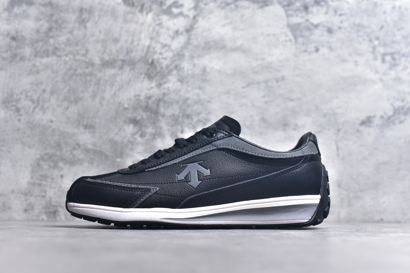 #DESCENTE Sport Style Chron Racer迪桑特舒适百搭防滑耐磨低帮生活休闲鞋 是一款集复古与现代于一体的低帮跑步鞋 简洁的牛皮鞋面不仅彰显出时尚的质感 还适用于多种场合的穿搭 这款鞋子的透气性能极佳 轻质弹性鞋底则提供了良好的舒适度和耐磨性 使你在行走或跑步时都能感受到脚底的柔软与支撑 尺码：36 36.5 37.5 38 38.5 39 40 40.5 41 42 42.5 43 44 44.5 45-选品中心