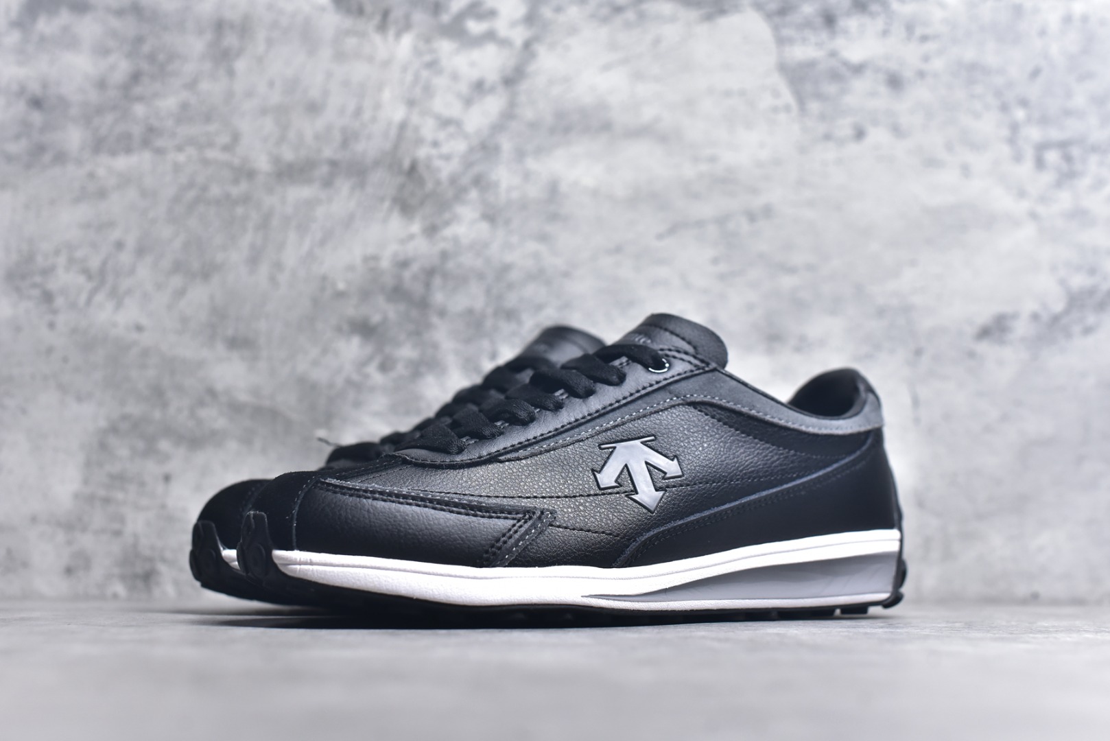 图片[2]-#DESCENTE Sport Style Chron Racer迪桑特舒适百搭防滑耐磨低帮生活休闲鞋 是一款集复古与现代于一体的低帮跑步鞋 简洁的牛皮鞋面不仅彰显出时尚的质感 还适用于多种场合的穿搭 这款鞋子的透气性能极佳 轻质弹性鞋底则提供了良好的舒适度和耐磨性 使你在行走或跑步时都能感受到脚底的柔软与支撑 尺码：36 36.5 37.5 38 38.5 39 40 40.5 41 42 42.5 43 44 44.5 45-选品中心