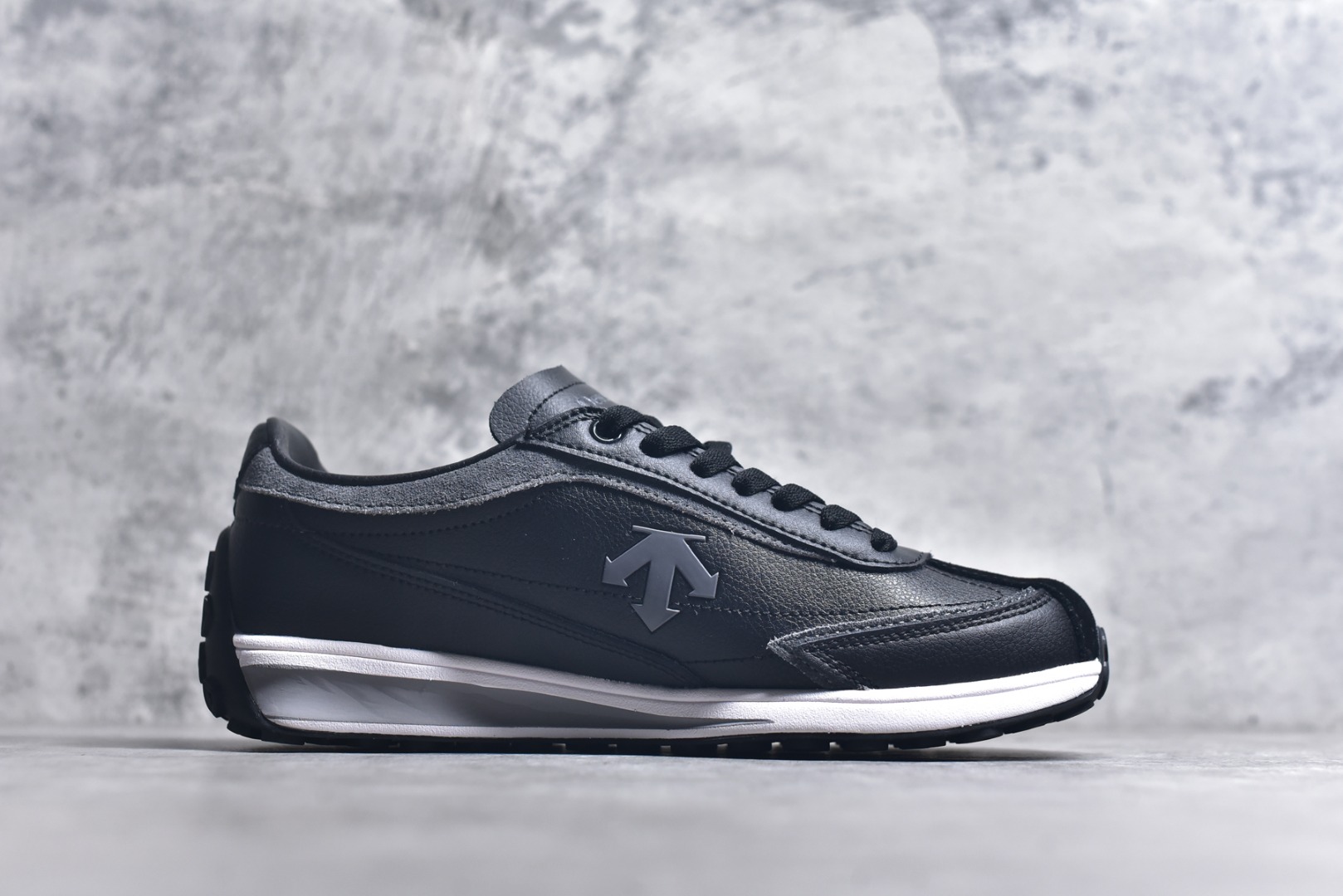 图片[3]-#DESCENTE Sport Style Chron Racer迪桑特舒适百搭防滑耐磨低帮生活休闲鞋 是一款集复古与现代于一体的低帮跑步鞋 简洁的牛皮鞋面不仅彰显出时尚的质感 还适用于多种场合的穿搭 这款鞋子的透气性能极佳 轻质弹性鞋底则提供了良好的舒适度和耐磨性 使你在行走或跑步时都能感受到脚底的柔软与支撑 尺码：36 36.5 37.5 38 38.5 39 40 40.5 41 42 42.5 43 44 44.5 45-选品中心