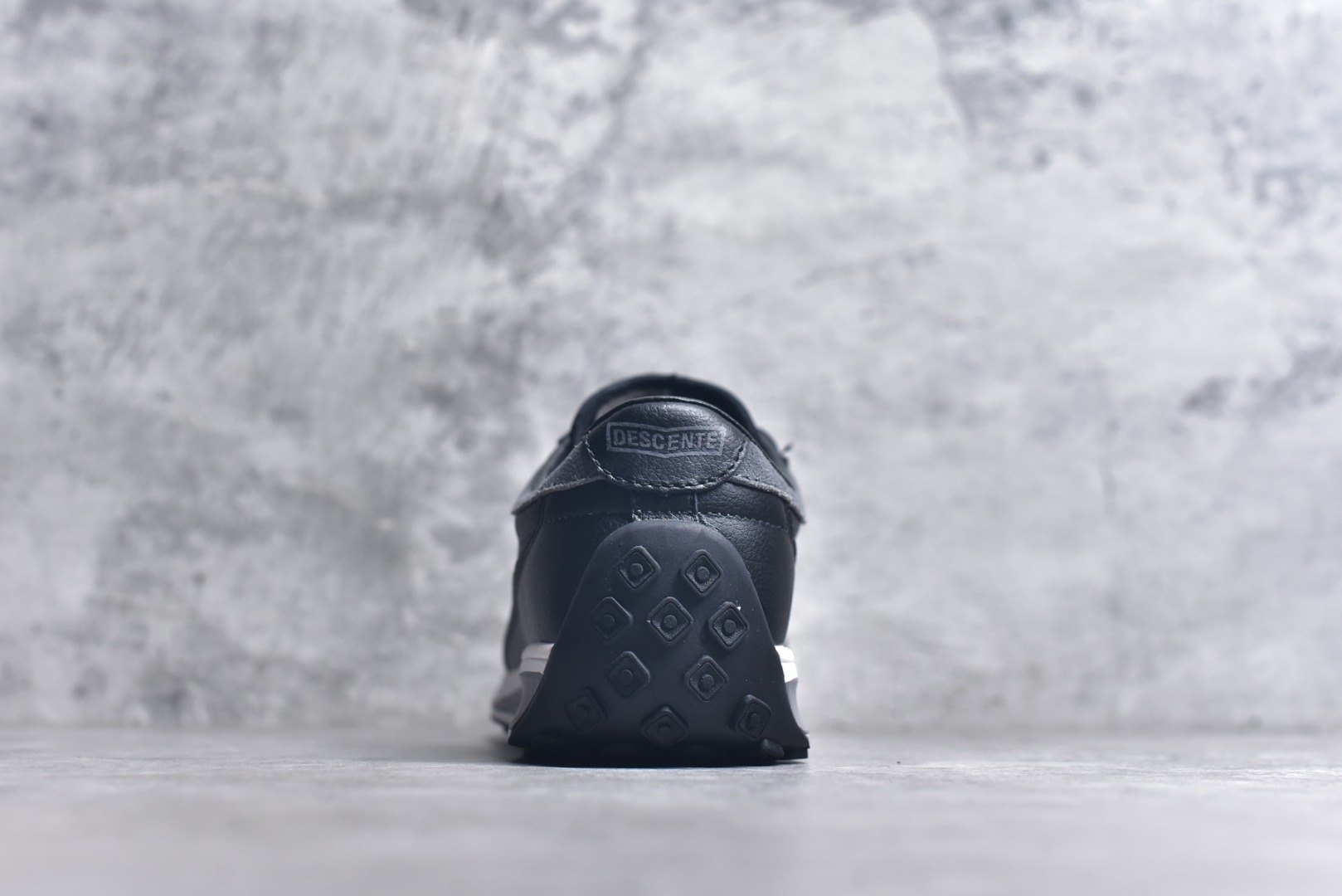 图片[5]-#DESCENTE Sport Style Chron Racer迪桑特舒适百搭防滑耐磨低帮生活休闲鞋 是一款集复古与现代于一体的低帮跑步鞋 简洁的牛皮鞋面不仅彰显出时尚的质感 还适用于多种场合的穿搭 这款鞋子的透气性能极佳 轻质弹性鞋底则提供了良好的舒适度和耐磨性 使你在行走或跑步时都能感受到脚底的柔软与支撑 尺码：36 36.5 37.5 38 38.5 39 40 40.5 41 42 42.5 43 44 44.5 45-选品中心