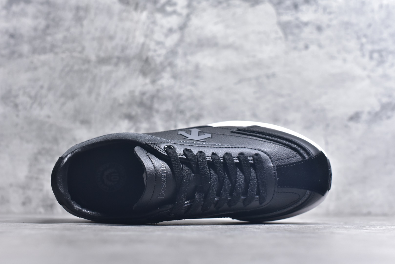 图片[4]-#DESCENTE Sport Style Chron Racer迪桑特舒适百搭防滑耐磨低帮生活休闲鞋 是一款集复古与现代于一体的低帮跑步鞋 简洁的牛皮鞋面不仅彰显出时尚的质感 还适用于多种场合的穿搭 这款鞋子的透气性能极佳 轻质弹性鞋底则提供了良好的舒适度和耐磨性 使你在行走或跑步时都能感受到脚底的柔软与支撑 尺码：36 36.5 37.5 38 38.5 39 40 40.5 41 42 42.5 43 44 44.5 45-选品中心