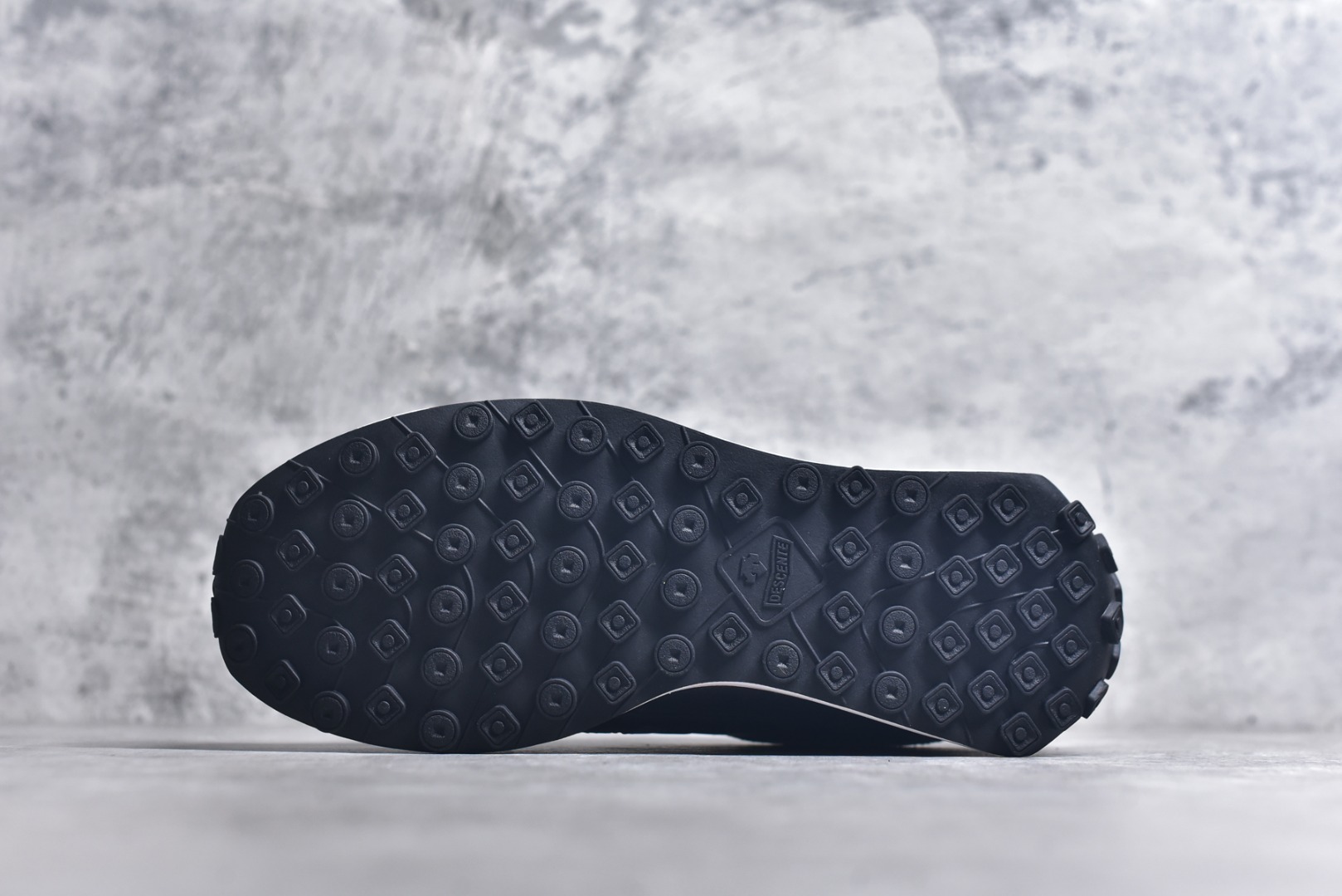 图片[6]-#DESCENTE Sport Style Chron Racer迪桑特舒适百搭防滑耐磨低帮生活休闲鞋 是一款集复古与现代于一体的低帮跑步鞋 简洁的牛皮鞋面不仅彰显出时尚的质感 还适用于多种场合的穿搭 这款鞋子的透气性能极佳 轻质弹性鞋底则提供了良好的舒适度和耐磨性 使你在行走或跑步时都能感受到脚底的柔软与支撑 尺码：36 36.5 37.5 38 38.5 39 40 40.5 41 42 42.5 43 44 44.5 45-选品中心