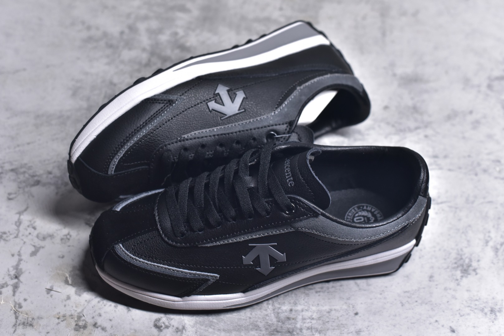 图片[7]-#DESCENTE Sport Style Chron Racer迪桑特舒适百搭防滑耐磨低帮生活休闲鞋 是一款集复古与现代于一体的低帮跑步鞋 简洁的牛皮鞋面不仅彰显出时尚的质感 还适用于多种场合的穿搭 这款鞋子的透气性能极佳 轻质弹性鞋底则提供了良好的舒适度和耐磨性 使你在行走或跑步时都能感受到脚底的柔软与支撑 尺码：36 36.5 37.5 38 38.5 39 40 40.5 41 42 42.5 43 44 44.5 45-选品中心
