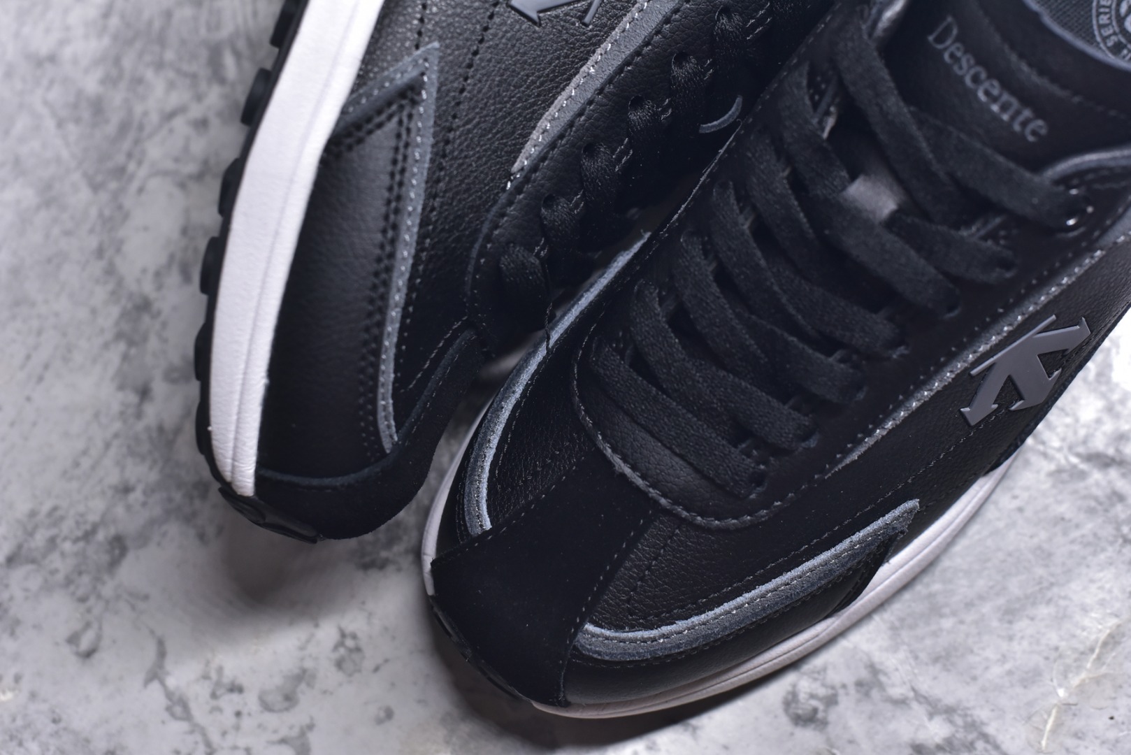 图片[8]-#DESCENTE Sport Style Chron Racer迪桑特舒适百搭防滑耐磨低帮生活休闲鞋 是一款集复古与现代于一体的低帮跑步鞋 简洁的牛皮鞋面不仅彰显出时尚的质感 还适用于多种场合的穿搭 这款鞋子的透气性能极佳 轻质弹性鞋底则提供了良好的舒适度和耐磨性 使你在行走或跑步时都能感受到脚底的柔软与支撑 尺码：36 36.5 37.5 38 38.5 39 40 40.5 41 42 42.5 43 44 44.5 45-选品中心