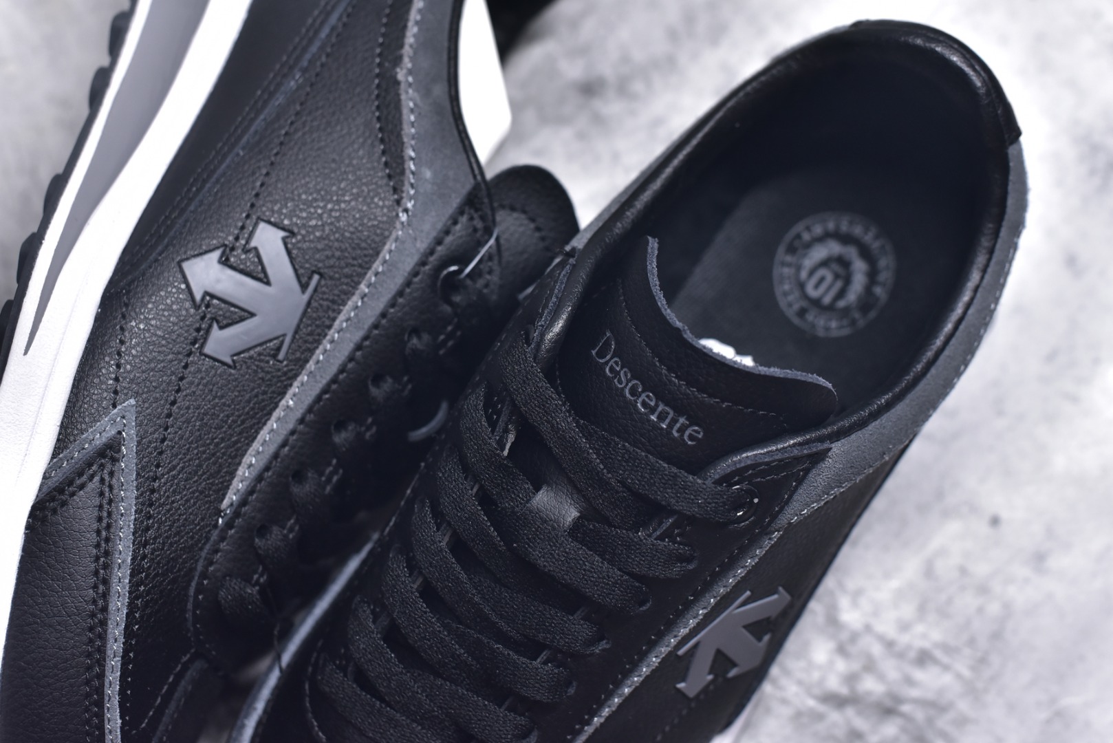 图片[9]-#DESCENTE Sport Style Chron Racer迪桑特舒适百搭防滑耐磨低帮生活休闲鞋 是一款集复古与现代于一体的低帮跑步鞋 简洁的牛皮鞋面不仅彰显出时尚的质感 还适用于多种场合的穿搭 这款鞋子的透气性能极佳 轻质弹性鞋底则提供了良好的舒适度和耐磨性 使你在行走或跑步时都能感受到脚底的柔软与支撑 尺码：36 36.5 37.5 38 38.5 39 40 40.5 41 42 42.5 43 44 44.5 45-选品中心