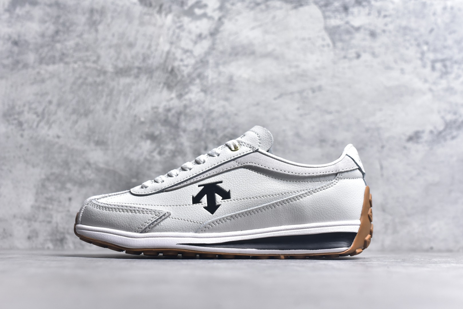 #DESCENTE Sport Style Chron Racer迪桑特舒适百搭防滑耐磨低帮生活休闲鞋 是一款集复古与现代于一体的低帮跑步鞋 简洁的牛皮鞋面不仅彰显出时尚的质感 还适用于多种场合的穿搭 这款鞋子的透气性能极佳 轻质弹性鞋底则提供了良好的舒适度和耐磨性 使你在行走或跑步时都能感受到脚底的柔软与支撑 尺码：36 36.5 37.5 38 38.5 39 40 40.5 41 42 42.5 43 44 44.5 45-选品中心