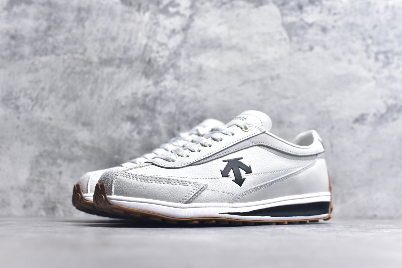 图片[2]-#DESCENTE Sport Style Chron Racer迪桑特舒适百搭防滑耐磨低帮生活休闲鞋 是一款集复古与现代于一体的低帮跑步鞋 简洁的牛皮鞋面不仅彰显出时尚的质感 还适用于多种场合的穿搭 这款鞋子的透气性能极佳 轻质弹性鞋底则提供了良好的舒适度和耐磨性 使你在行走或跑步时都能感受到脚底的柔软与支撑 尺码：36 36.5 37.5 38 38.5 39 40 40.5 41 42 42.5 43 44 44.5 45-选品中心