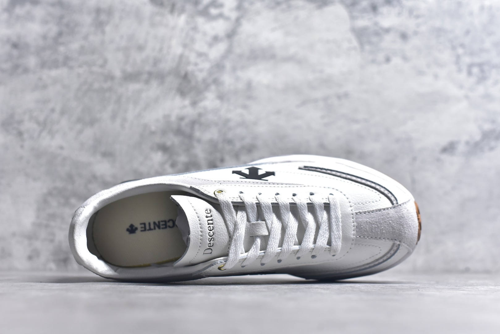 图片[4]-#DESCENTE Sport Style Chron Racer迪桑特舒适百搭防滑耐磨低帮生活休闲鞋 是一款集复古与现代于一体的低帮跑步鞋 简洁的牛皮鞋面不仅彰显出时尚的质感 还适用于多种场合的穿搭 这款鞋子的透气性能极佳 轻质弹性鞋底则提供了良好的舒适度和耐磨性 使你在行走或跑步时都能感受到脚底的柔软与支撑 尺码：36 36.5 37.5 38 38.5 39 40 40.5 41 42 42.5 43 44 44.5 45-选品中心