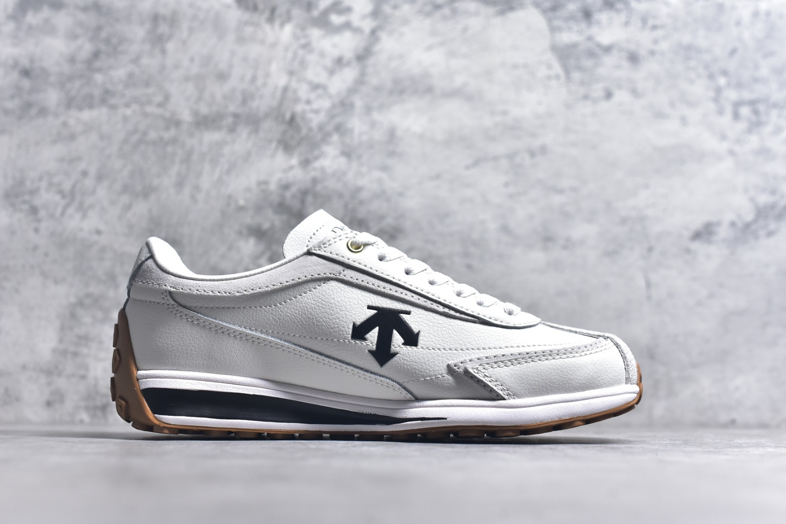 图片[3]-#DESCENTE Sport Style Chron Racer迪桑特舒适百搭防滑耐磨低帮生活休闲鞋 是一款集复古与现代于一体的低帮跑步鞋 简洁的牛皮鞋面不仅彰显出时尚的质感 还适用于多种场合的穿搭 这款鞋子的透气性能极佳 轻质弹性鞋底则提供了良好的舒适度和耐磨性 使你在行走或跑步时都能感受到脚底的柔软与支撑 尺码：36 36.5 37.5 38 38.5 39 40 40.5 41 42 42.5 43 44 44.5 45-选品中心