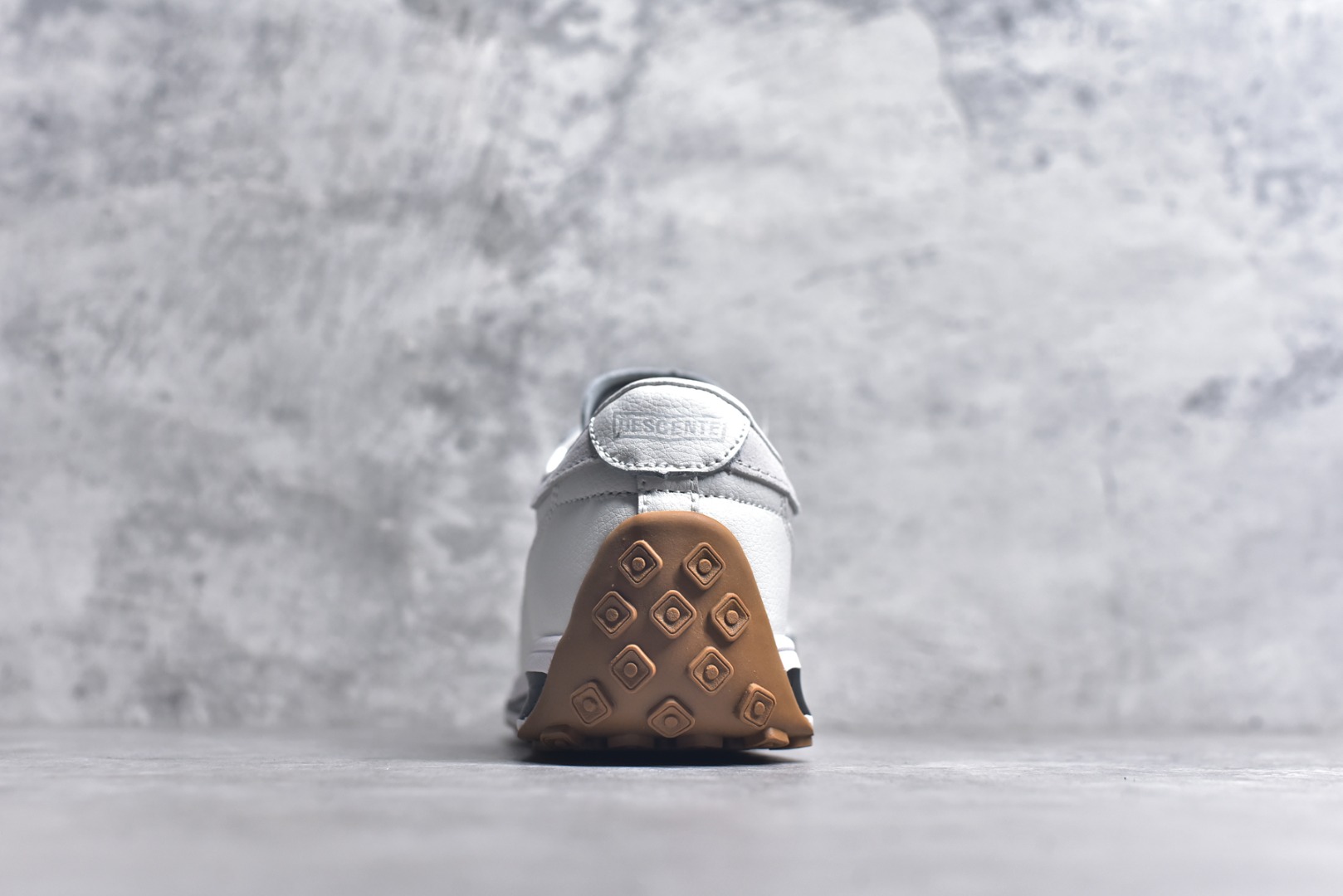 图片[5]-#DESCENTE Sport Style Chron Racer迪桑特舒适百搭防滑耐磨低帮生活休闲鞋 是一款集复古与现代于一体的低帮跑步鞋 简洁的牛皮鞋面不仅彰显出时尚的质感 还适用于多种场合的穿搭 这款鞋子的透气性能极佳 轻质弹性鞋底则提供了良好的舒适度和耐磨性 使你在行走或跑步时都能感受到脚底的柔软与支撑 尺码：36 36.5 37.5 38 38.5 39 40 40.5 41 42 42.5 43 44 44.5 45-选品中心