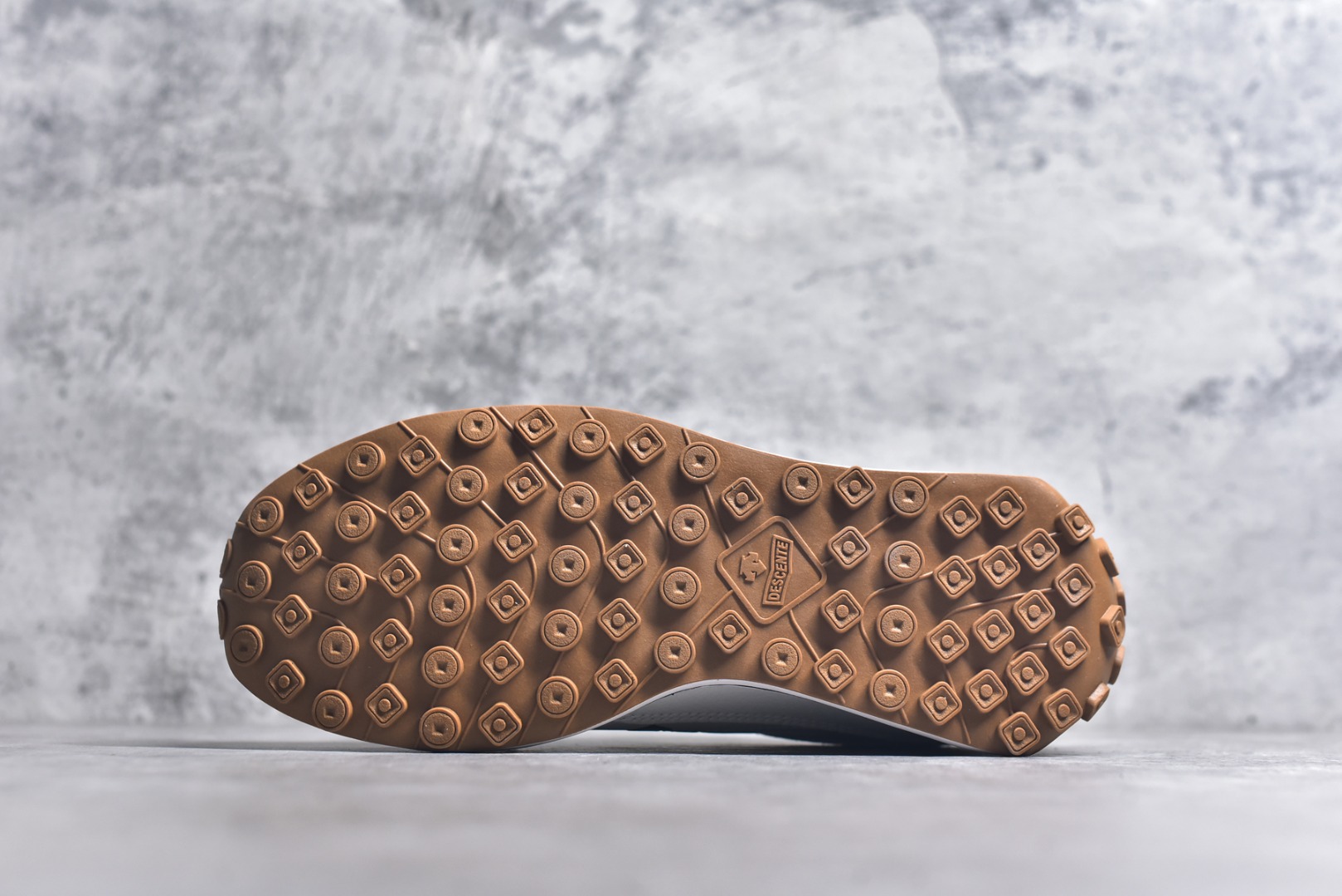 图片[6]-#DESCENTE Sport Style Chron Racer迪桑特舒适百搭防滑耐磨低帮生活休闲鞋 是一款集复古与现代于一体的低帮跑步鞋 简洁的牛皮鞋面不仅彰显出时尚的质感 还适用于多种场合的穿搭 这款鞋子的透气性能极佳 轻质弹性鞋底则提供了良好的舒适度和耐磨性 使你在行走或跑步时都能感受到脚底的柔软与支撑 尺码：36 36.5 37.5 38 38.5 39 40 40.5 41 42 42.5 43 44 44.5 45-选品中心