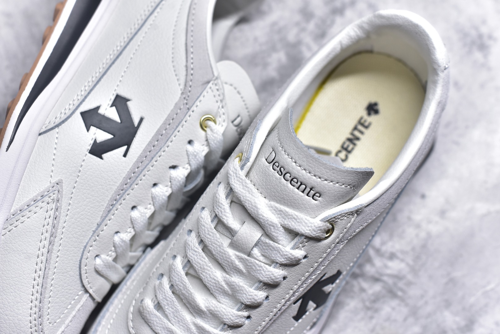 图片[9]-#DESCENTE Sport Style Chron Racer迪桑特舒适百搭防滑耐磨低帮生活休闲鞋 是一款集复古与现代于一体的低帮跑步鞋 简洁的牛皮鞋面不仅彰显出时尚的质感 还适用于多种场合的穿搭 这款鞋子的透气性能极佳 轻质弹性鞋底则提供了良好的舒适度和耐磨性 使你在行走或跑步时都能感受到脚底的柔软与支撑 尺码：36 36.5 37.5 38 38.5 39 40 40.5 41 42 42.5 43 44 44.5 45-选品中心