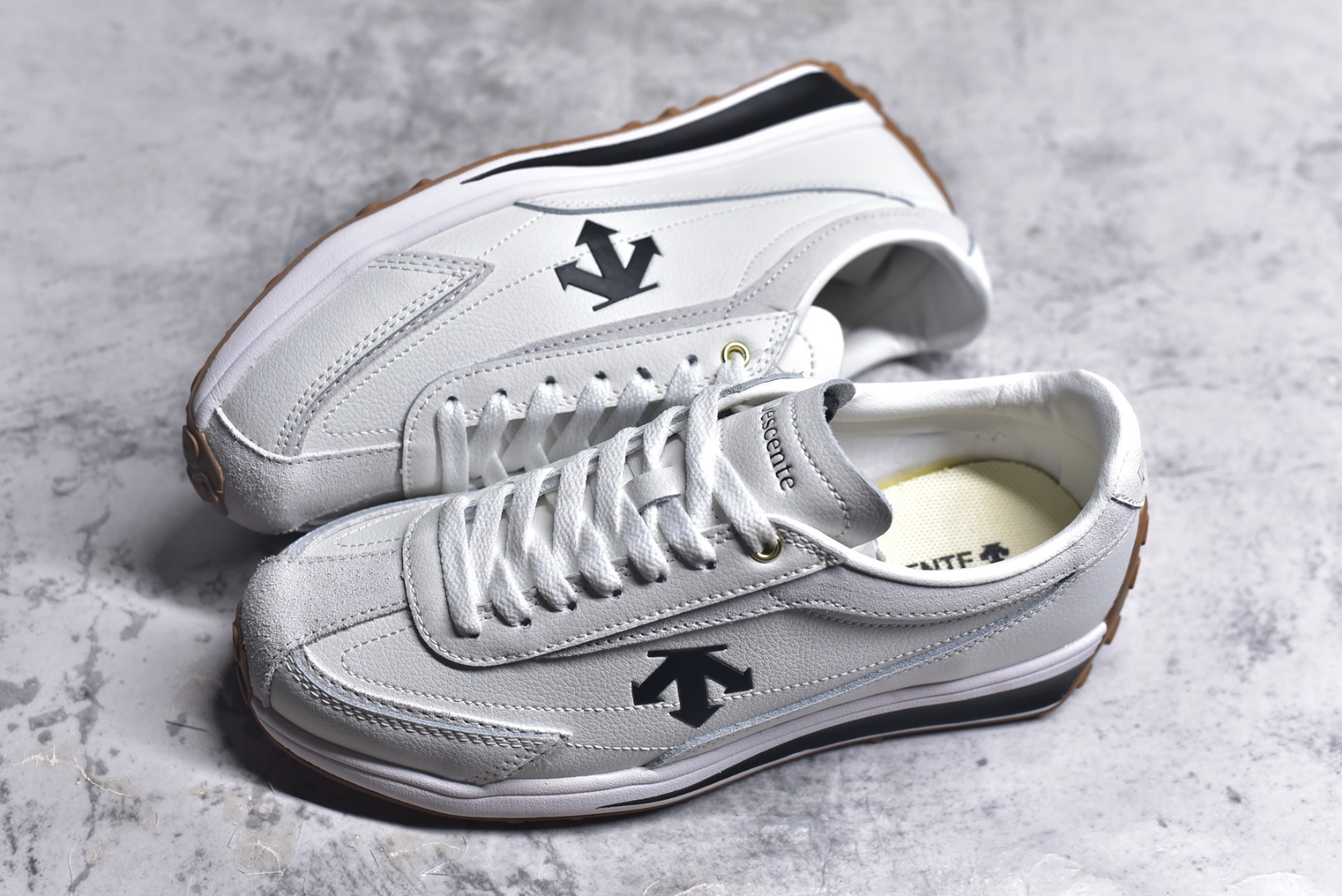 图片[7]-#DESCENTE Sport Style Chron Racer迪桑特舒适百搭防滑耐磨低帮生活休闲鞋 是一款集复古与现代于一体的低帮跑步鞋 简洁的牛皮鞋面不仅彰显出时尚的质感 还适用于多种场合的穿搭 这款鞋子的透气性能极佳 轻质弹性鞋底则提供了良好的舒适度和耐磨性 使你在行走或跑步时都能感受到脚底的柔软与支撑 尺码：36 36.5 37.5 38 38.5 39 40 40.5 41 42 42.5 43 44 44.5 45-选品中心