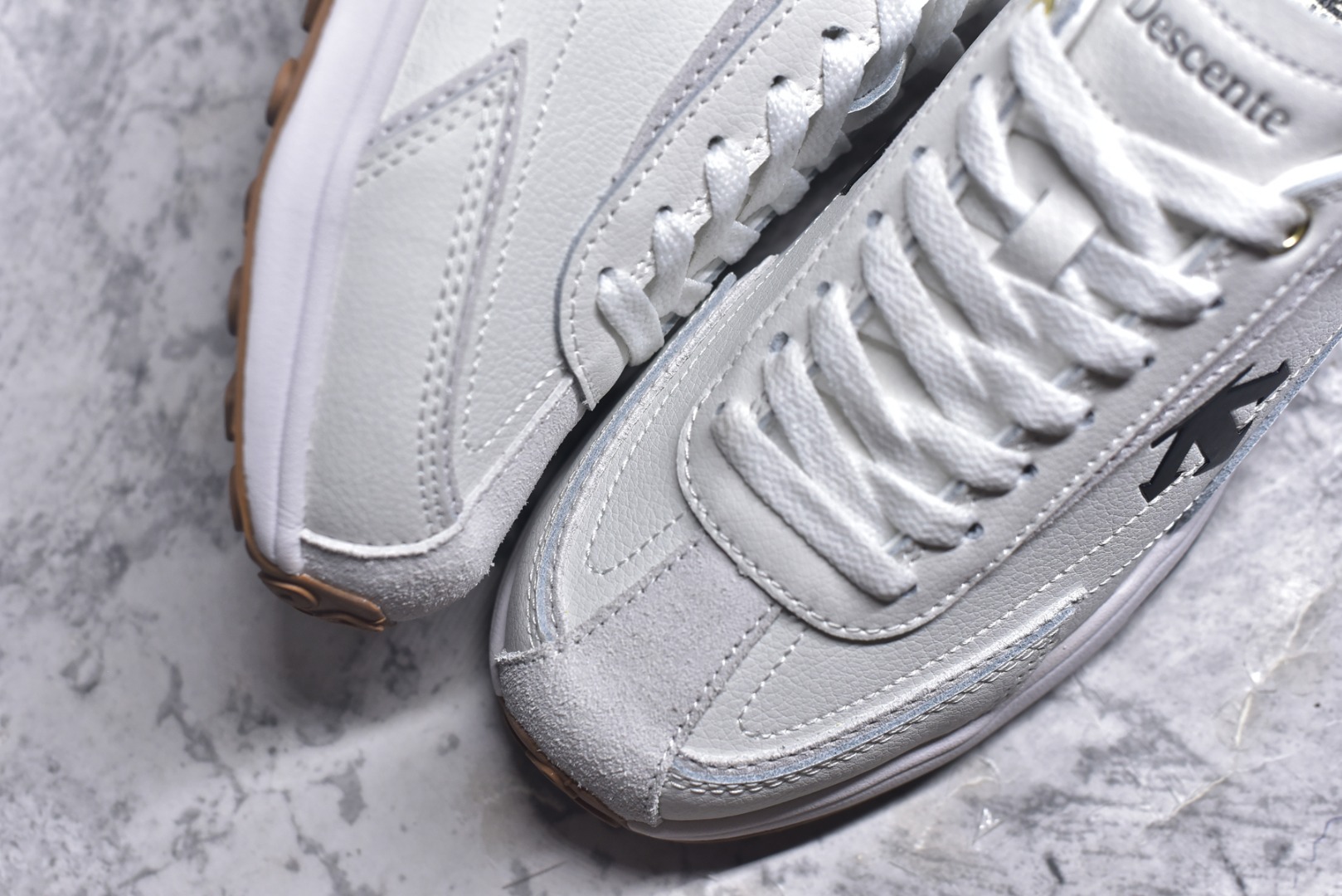 图片[8]-#DESCENTE Sport Style Chron Racer迪桑特舒适百搭防滑耐磨低帮生活休闲鞋 是一款集复古与现代于一体的低帮跑步鞋 简洁的牛皮鞋面不仅彰显出时尚的质感 还适用于多种场合的穿搭 这款鞋子的透气性能极佳 轻质弹性鞋底则提供了良好的舒适度和耐磨性 使你在行走或跑步时都能感受到脚底的柔软与支撑 尺码：36 36.5 37.5 38 38.5 39 40 40.5 41 42 42.5 43 44 44.5 45-选品中心