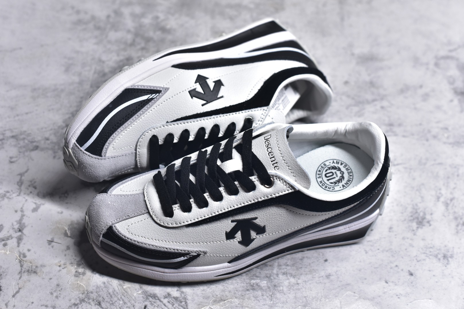 图片[7]-#DESCENTE Sport Style Chron Racer迪桑特舒适百搭防滑耐磨低帮生活休闲鞋 是一款集复古与现代于一体的低帮跑步鞋 简洁的牛皮鞋面不仅彰显出时尚的质感 还适用于多种场合的穿搭 这款鞋子的透气性能极佳 轻质弹性鞋底则提供了良好的舒适度和耐磨性 使你在行走或跑步时都能感受到脚底的柔软与支撑 尺码：36 36.5 37.5 38 38.5 39 40 40.5 41 42 42.5 43 44 44.5 45-选品中心
