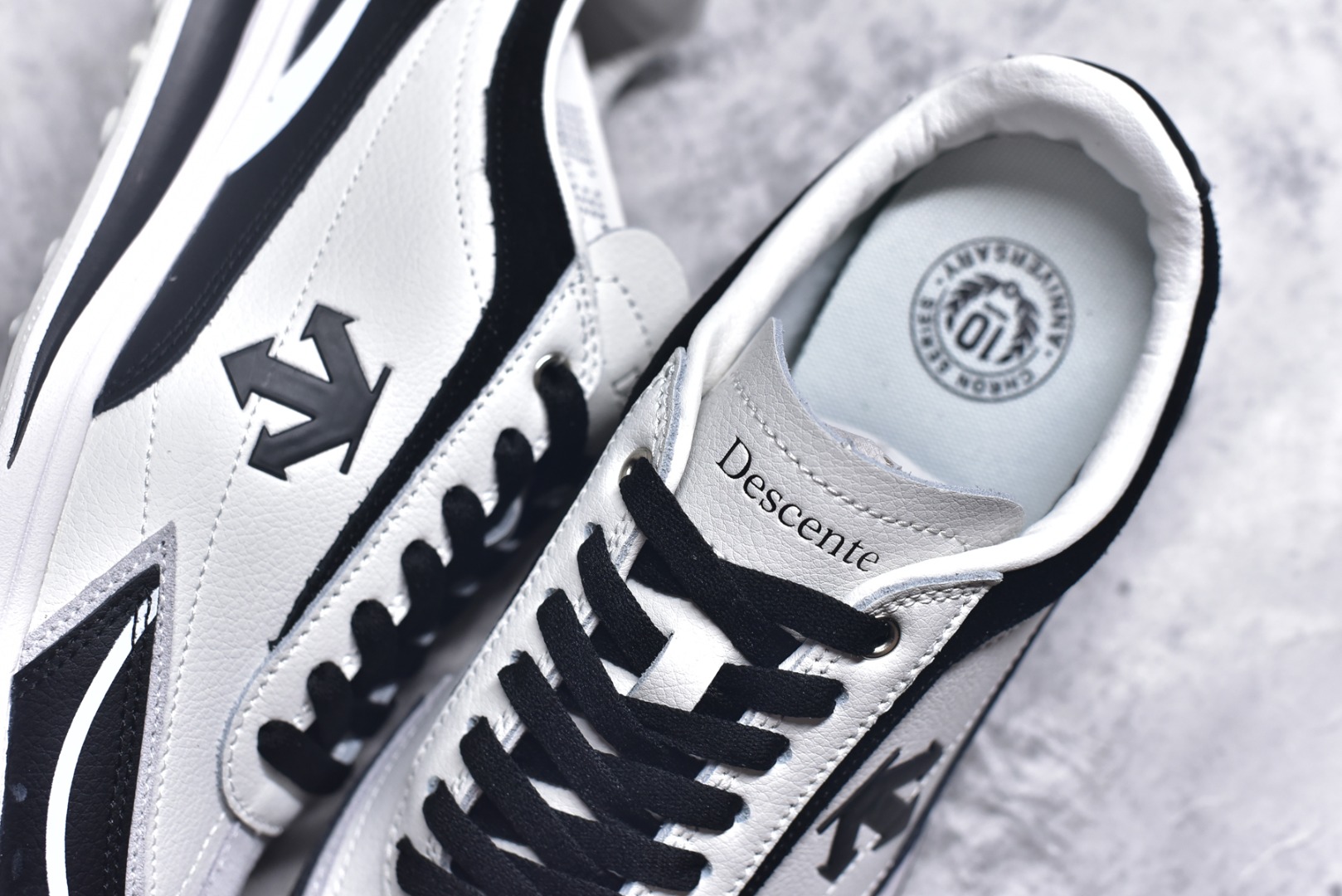 图片[9]-#DESCENTE Sport Style Chron Racer迪桑特舒适百搭防滑耐磨低帮生活休闲鞋 是一款集复古与现代于一体的低帮跑步鞋 简洁的牛皮鞋面不仅彰显出时尚的质感 还适用于多种场合的穿搭 这款鞋子的透气性能极佳 轻质弹性鞋底则提供了良好的舒适度和耐磨性 使你在行走或跑步时都能感受到脚底的柔软与支撑 尺码：36 36.5 37.5 38 38.5 39 40 40.5 41 42 42.5 43 44 44.5 45-选品中心