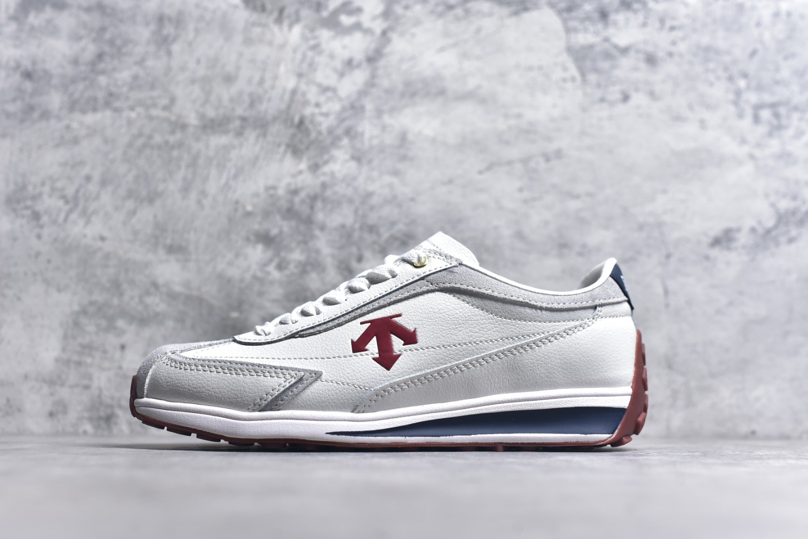 #DESCENTE Sport Style Chron Racer迪桑特舒适百搭防滑耐磨低帮生活休闲鞋 是一款集复古与现代于一体的低帮跑步鞋 简洁的牛皮鞋面不仅彰显出时尚的质感 还适用于多种场合的穿搭 这款鞋子的透气性能极佳 轻质弹性鞋底则提供了良好的舒适度和耐磨性 使你在行走或跑步时都能感受到脚底的柔软与支撑 尺码：36 36.5 37.5 38 38.5 39 40 40.5 41 42 42.5 43 44 44.5 45-选品中心