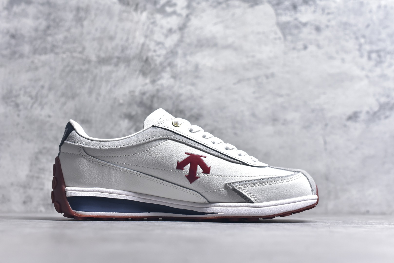 图片[3]-#DESCENTE Sport Style Chron Racer迪桑特舒适百搭防滑耐磨低帮生活休闲鞋 是一款集复古与现代于一体的低帮跑步鞋 简洁的牛皮鞋面不仅彰显出时尚的质感 还适用于多种场合的穿搭 这款鞋子的透气性能极佳 轻质弹性鞋底则提供了良好的舒适度和耐磨性 使你在行走或跑步时都能感受到脚底的柔软与支撑 尺码：36 36.5 37.5 38 38.5 39 40 40.5 41 42 42.5 43 44 44.5 45-选品中心