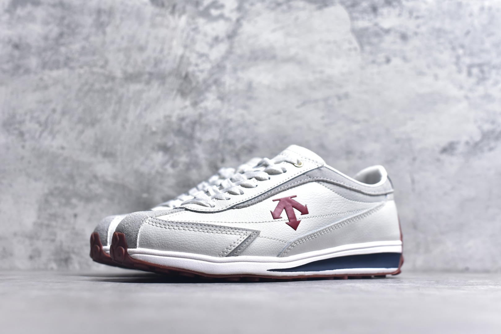 图片[2]-#DESCENTE Sport Style Chron Racer迪桑特舒适百搭防滑耐磨低帮生活休闲鞋 是一款集复古与现代于一体的低帮跑步鞋 简洁的牛皮鞋面不仅彰显出时尚的质感 还适用于多种场合的穿搭 这款鞋子的透气性能极佳 轻质弹性鞋底则提供了良好的舒适度和耐磨性 使你在行走或跑步时都能感受到脚底的柔软与支撑 尺码：36 36.5 37.5 38 38.5 39 40 40.5 41 42 42.5 43 44 44.5 45-选品中心