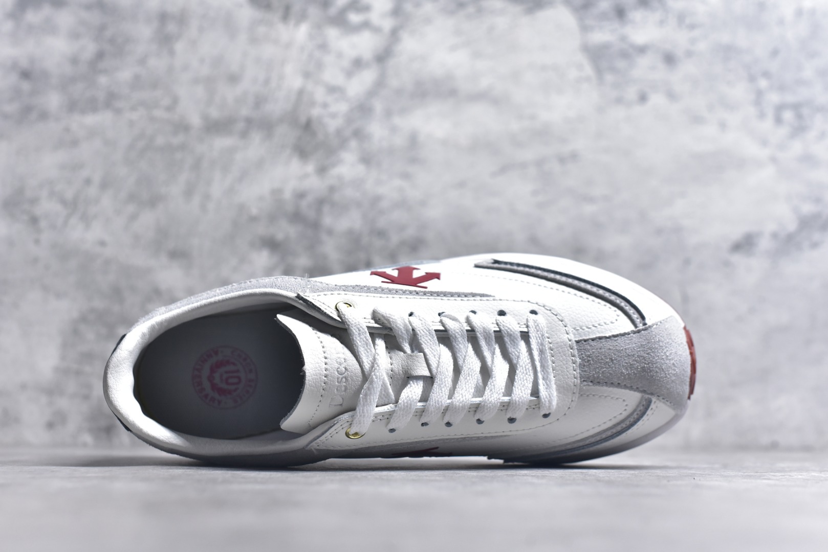 图片[4]-#DESCENTE Sport Style Chron Racer迪桑特舒适百搭防滑耐磨低帮生活休闲鞋 是一款集复古与现代于一体的低帮跑步鞋 简洁的牛皮鞋面不仅彰显出时尚的质感 还适用于多种场合的穿搭 这款鞋子的透气性能极佳 轻质弹性鞋底则提供了良好的舒适度和耐磨性 使你在行走或跑步时都能感受到脚底的柔软与支撑 尺码：36 36.5 37.5 38 38.5 39 40 40.5 41 42 42.5 43 44 44.5 45-选品中心