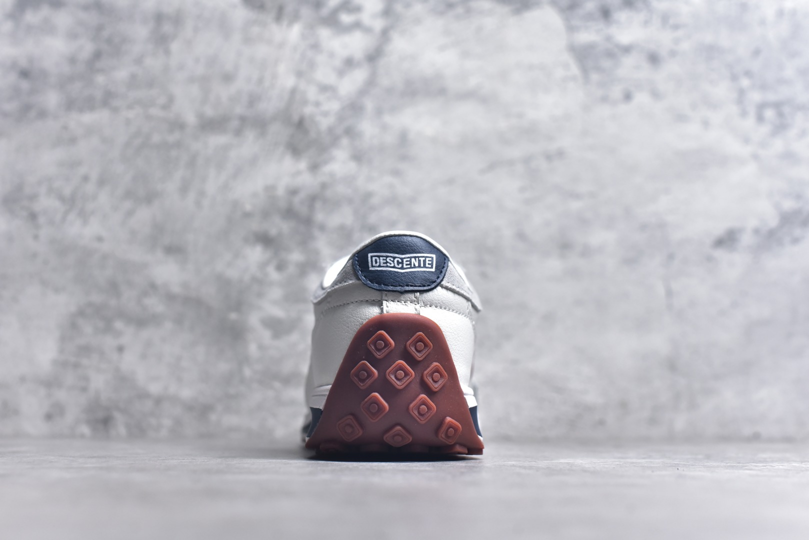图片[5]-#DESCENTE Sport Style Chron Racer迪桑特舒适百搭防滑耐磨低帮生活休闲鞋 是一款集复古与现代于一体的低帮跑步鞋 简洁的牛皮鞋面不仅彰显出时尚的质感 还适用于多种场合的穿搭 这款鞋子的透气性能极佳 轻质弹性鞋底则提供了良好的舒适度和耐磨性 使你在行走或跑步时都能感受到脚底的柔软与支撑 尺码：36 36.5 37.5 38 38.5 39 40 40.5 41 42 42.5 43 44 44.5 45-选品中心