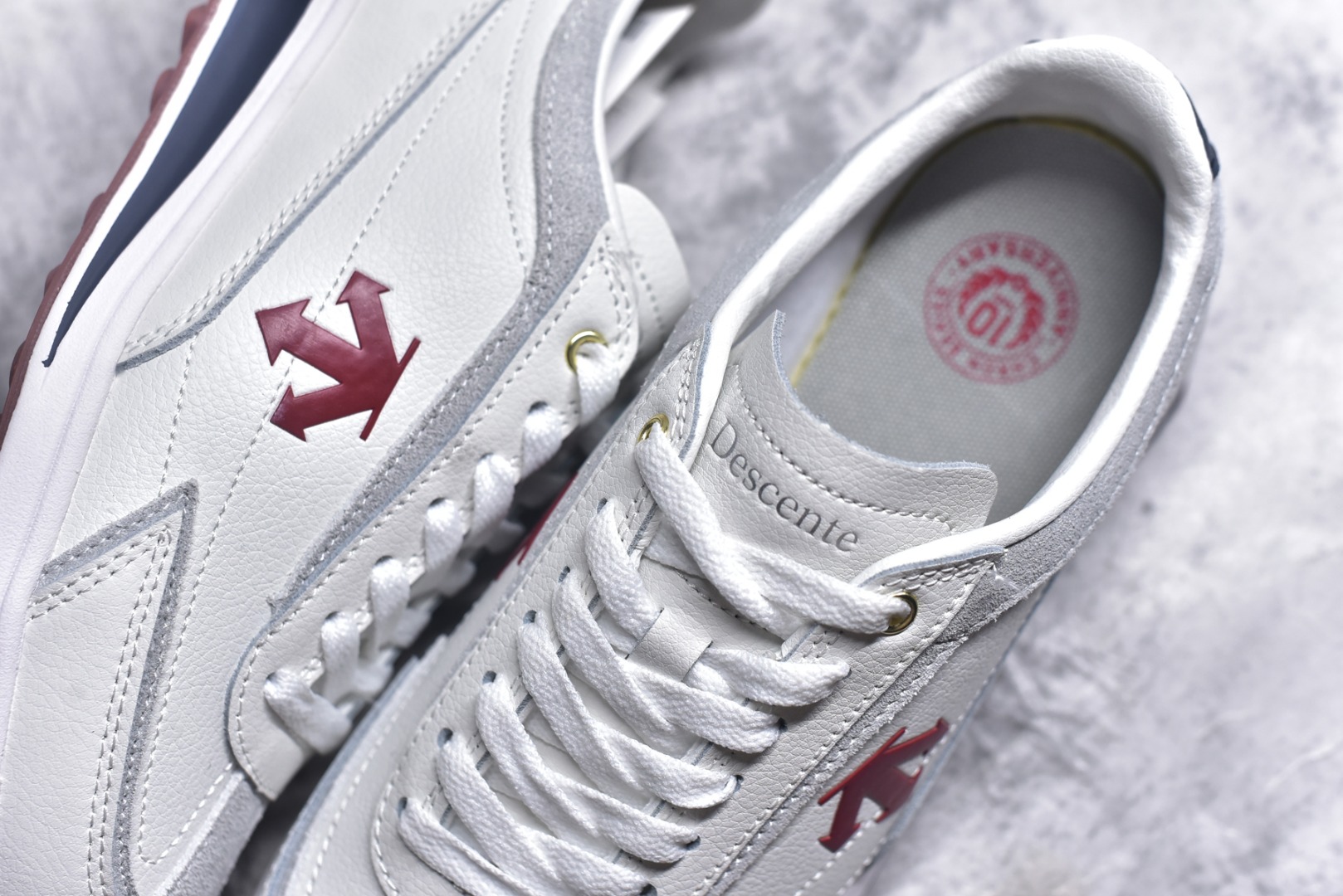 图片[9]-#DESCENTE Sport Style Chron Racer迪桑特舒适百搭防滑耐磨低帮生活休闲鞋 是一款集复古与现代于一体的低帮跑步鞋 简洁的牛皮鞋面不仅彰显出时尚的质感 还适用于多种场合的穿搭 这款鞋子的透气性能极佳 轻质弹性鞋底则提供了良好的舒适度和耐磨性 使你在行走或跑步时都能感受到脚底的柔软与支撑 尺码：36 36.5 37.5 38 38.5 39 40 40.5 41 42 42.5 43 44 44.5 45-选品中心